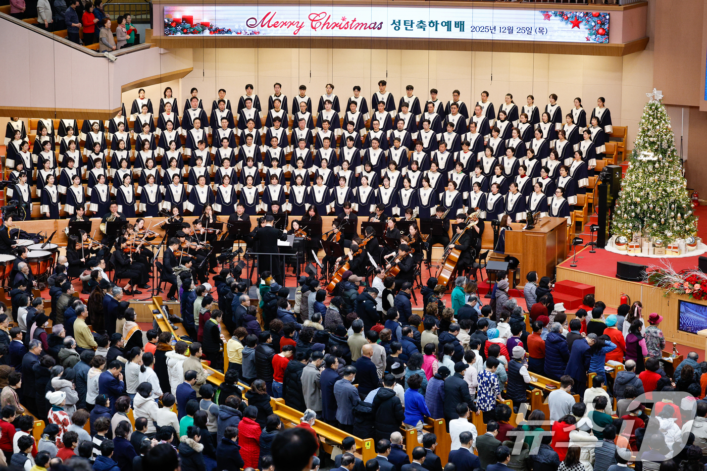 (서울=뉴스1) 안은나 기자 = 크리스마스인 25일 서울 영등포구 여의도순복음교회를 찾은 성도들이 2025 성탄 축하예배를 드리고 있다. 2025.12.25/뉴스1