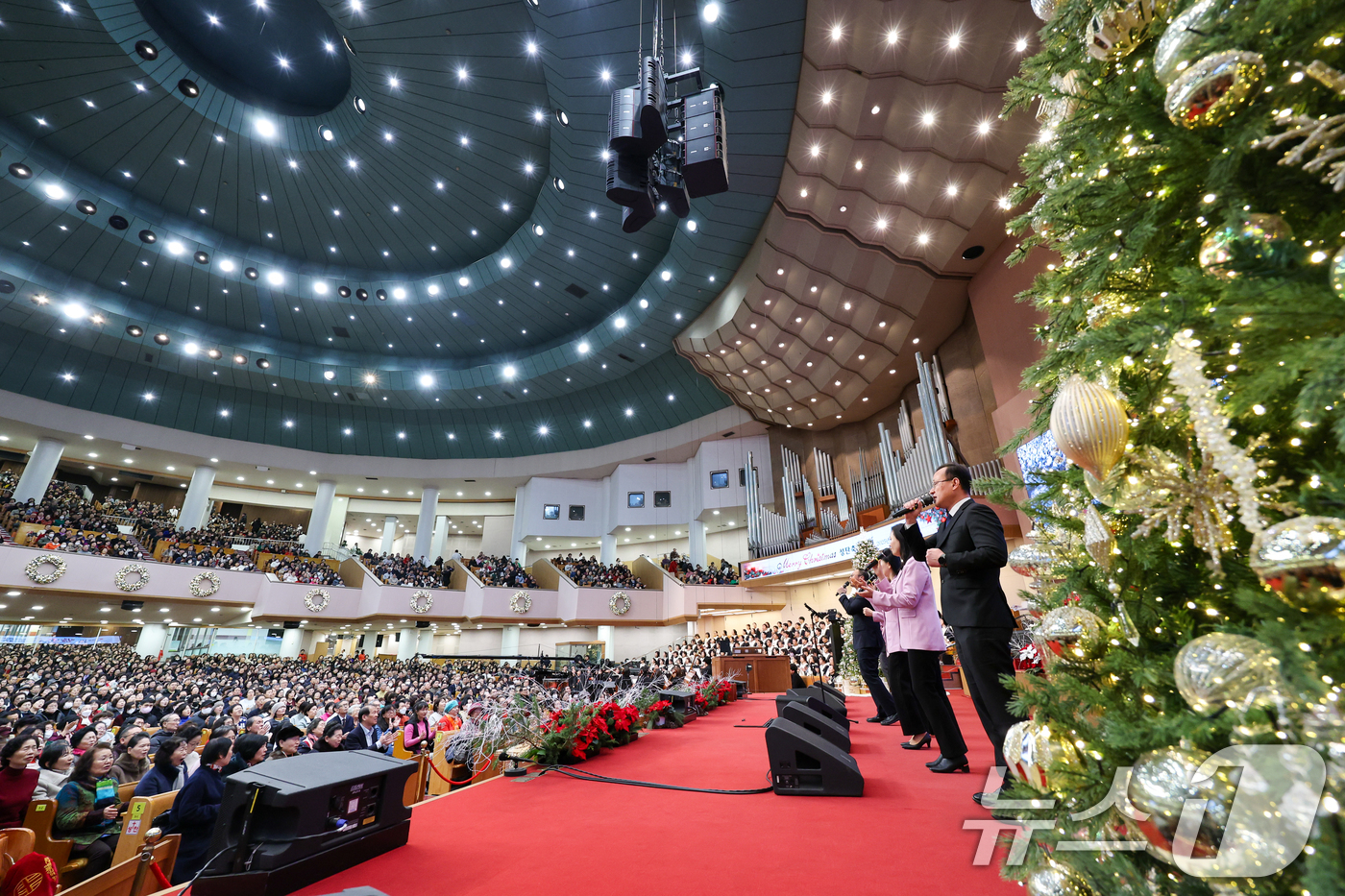 (서울=뉴스1) 안은나 기자 = 크리스마스인 25일 서울 영등포구 여의도순복음교회를 찾은 성도들이 2025 성탄 축하예배를 드리고 있다. 2025.12.25/뉴스1