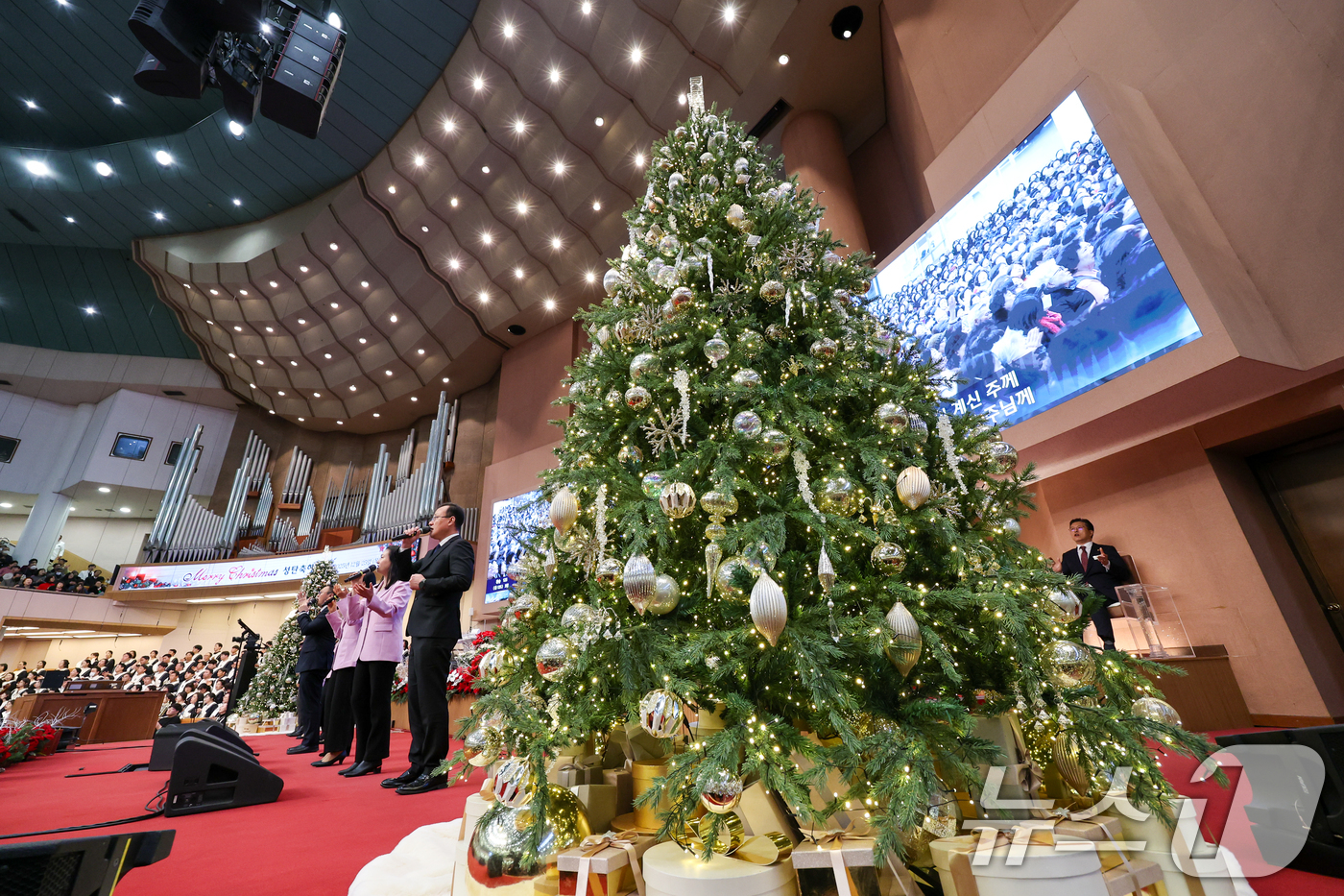 (서울=뉴스1) 안은나 기자 = 크리스마스인 25일 서울 영등포구 여의도순복음교회를 찾은 성도들이 2025 성탄 축하예배를 드리고 있다. 2025.12.25/뉴스1