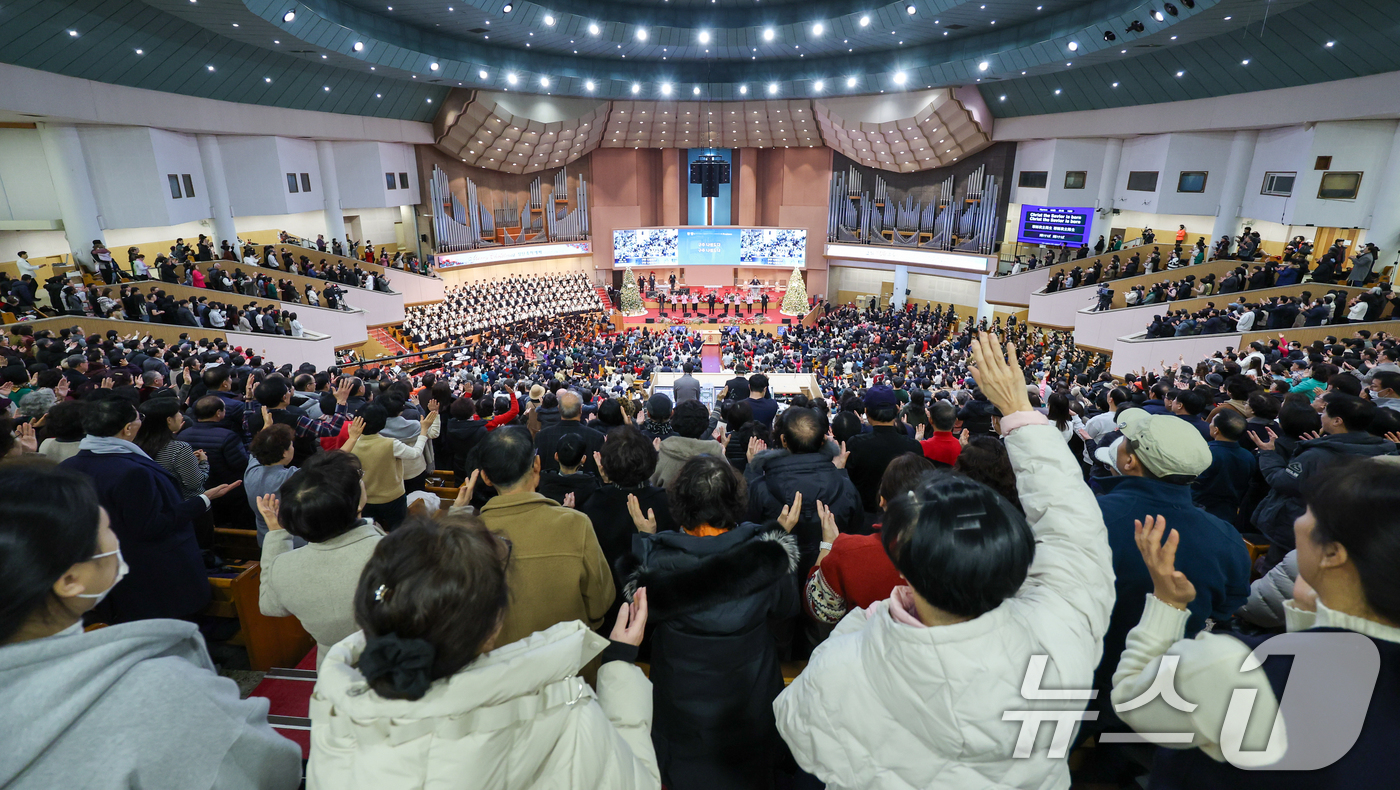 (서울=뉴스1) 안은나 기자 = 크리스마스인 25일 서울 영등포구 여의도순복음교회를 찾은 성도들이 2025 성탄 축하예배를 드리고 있다. 2025.12.25/뉴스1