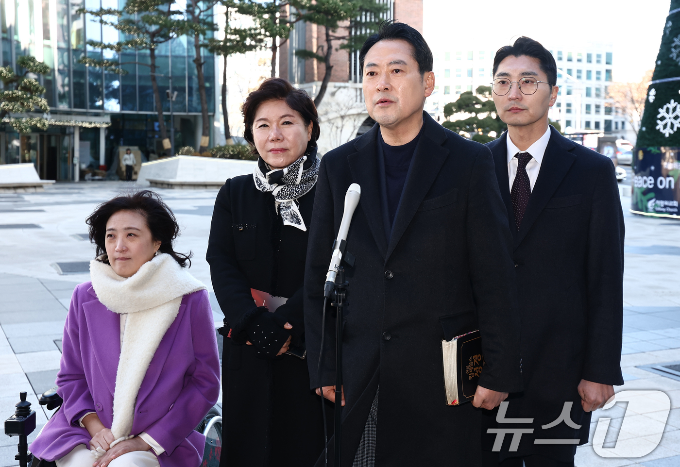 (서울=뉴스1) 김민지 기자 = 장동혁 국민의힘 대표가 25일 서울 서초구 사랑의교회에서 성탄 예배를 마치고 취재진 질의에 답변하고 있다. 2025.12.25/뉴스1