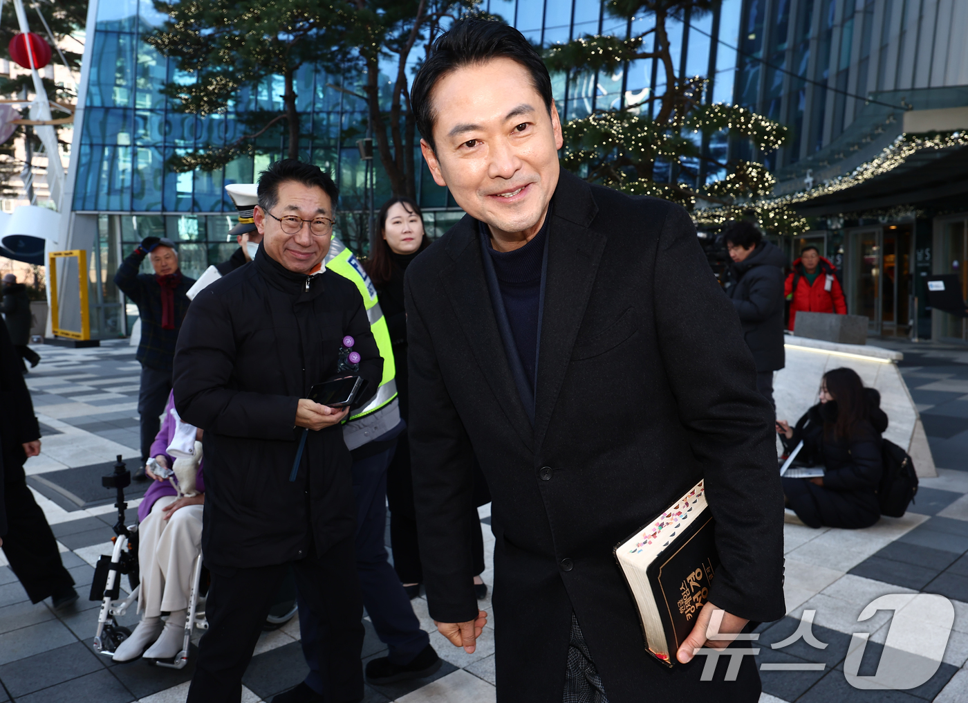 (서울=뉴스1) 김민지 기자 = 장동혁 국민의힘 대표가 25일 서울 서초구 사랑의교회에서 성탄 예배를 마치고 이동하고 있다. 2025.12.25/뉴스1