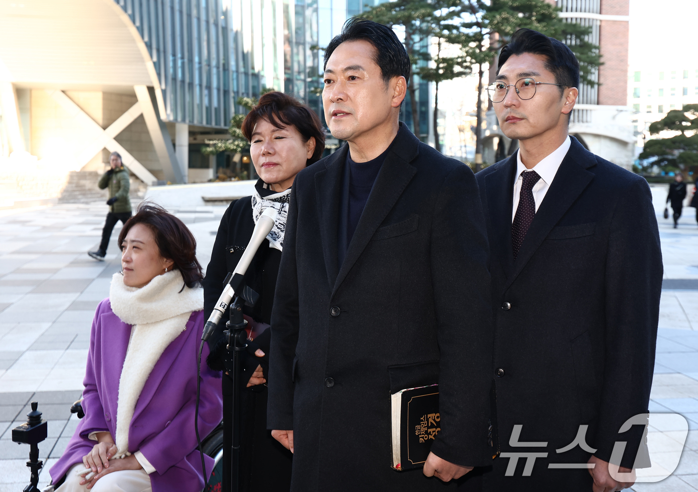 (서울=뉴스1) 김민지 기자 = 장동혁 국민의힘 대표가 25일 서울 서초구 사랑의교회에서 성탄 예배를 마치고 취재진 질의에 답변하고 있다. 2025.12.25/뉴스1