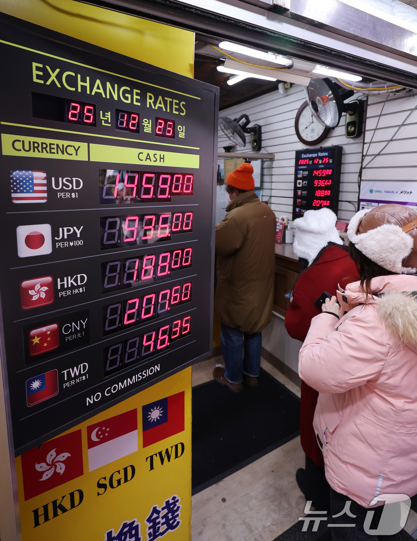 (서울=뉴스1) 박지혜 기자 = 정부의 외환 수급대책 발표 이후 원·달러 환율이 하락한 가운데 25일 서울 명동 환전소 전광판에 환율 시세가 나타나고 있다. 2025.12.25/뉴 …