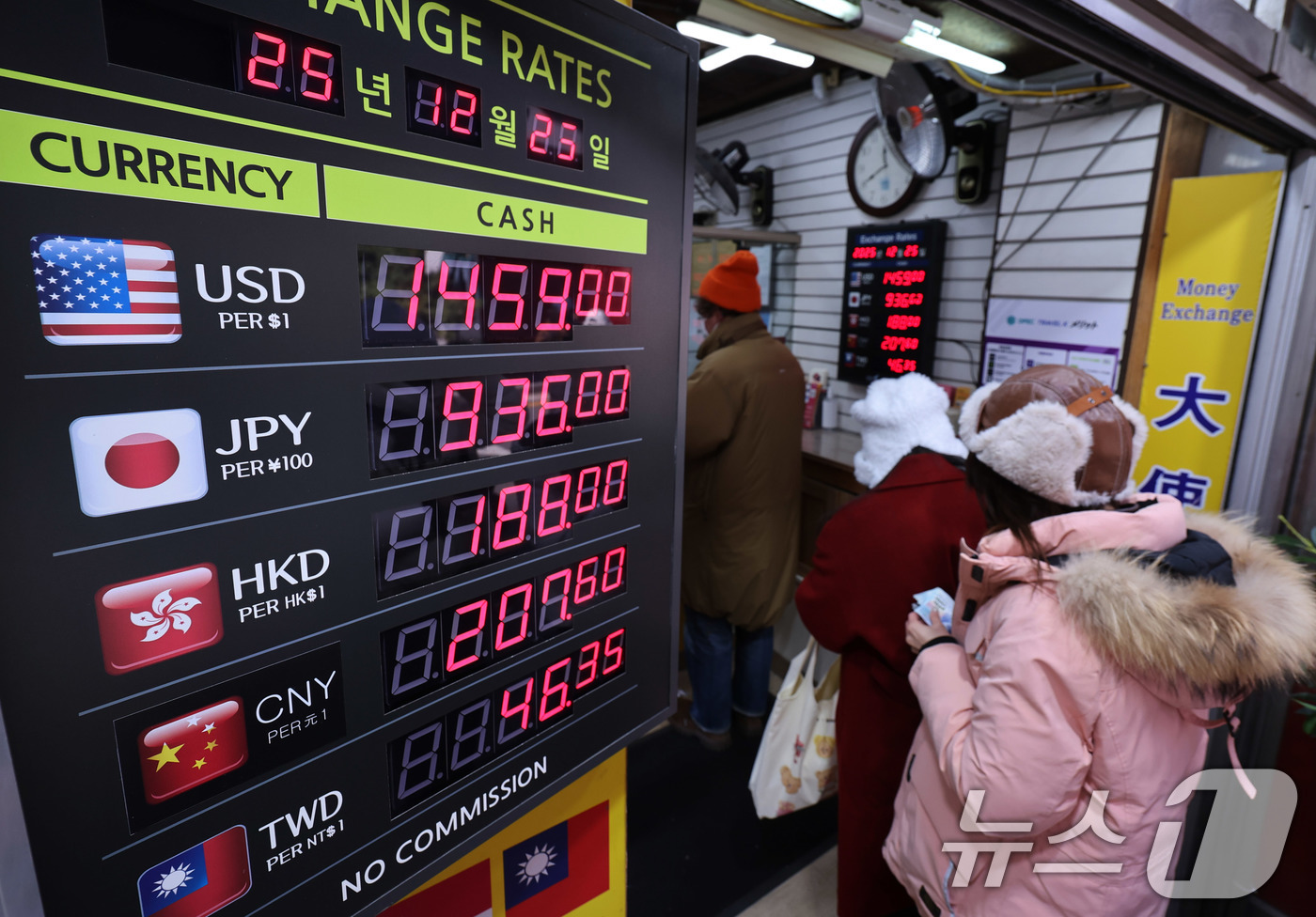 (서울=뉴스1) 박지혜 기자 = 정부의 외환 수급대책 발표 이후 원·달러 환율이 하락한 가운데 25일 서울 명동 환전소 전광판에 환율 시세가 나타나고 있다. 2025.12.25/뉴 …