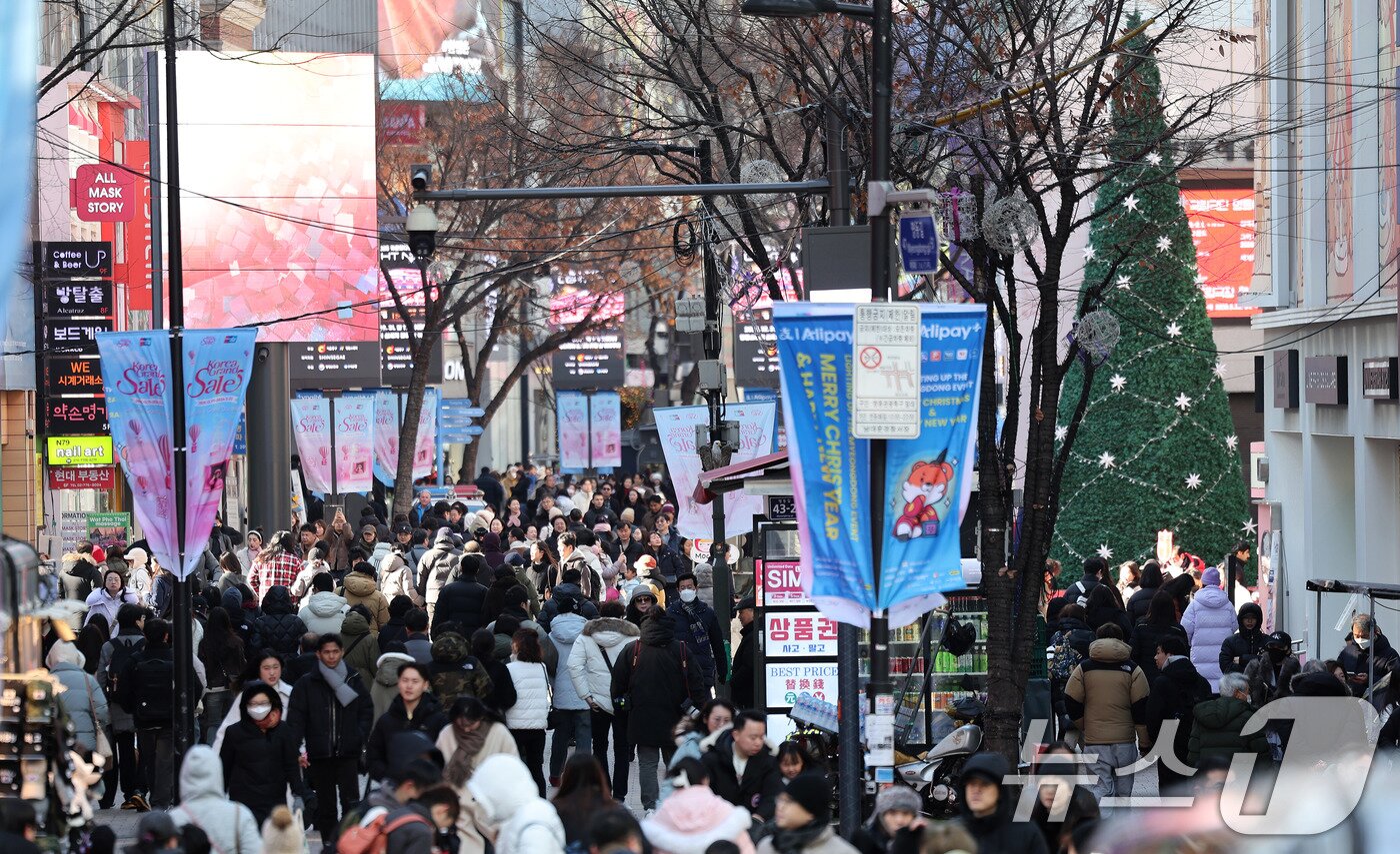 본문 이미지 - 크리스마스인 25일 서울 명동에 시민과 외국인 관광객의 발길이 이어지고 있다. 2025.12.25/뉴스1 ⓒ News1 박지혜 기자