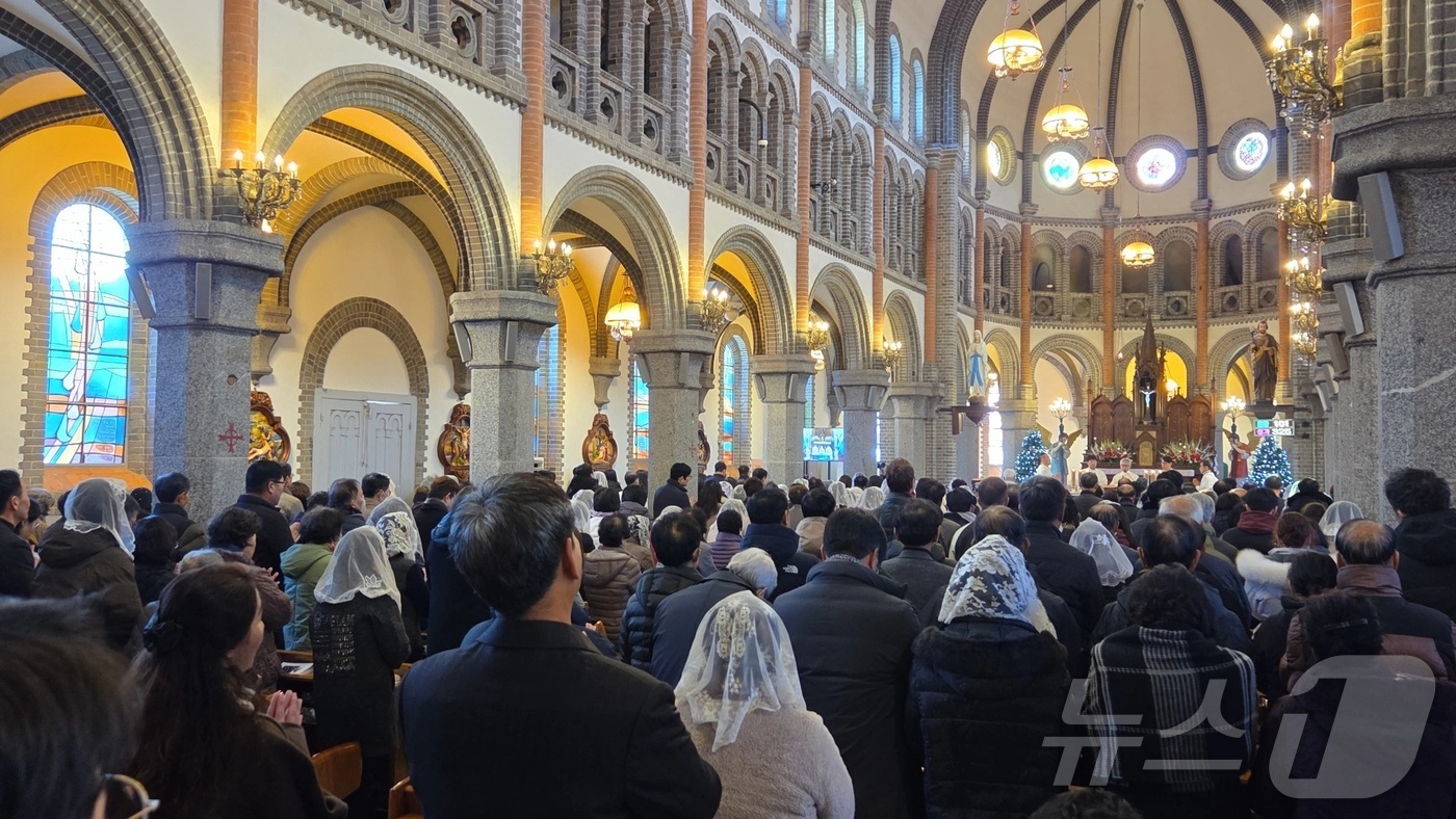 (전주=뉴스1) 문채연 기자 = 25일 오전 전북 전주시 완산구 전동성당에서 성탄절 기념 미사가 진행되고 있다.2025.12.25/뉴스1
