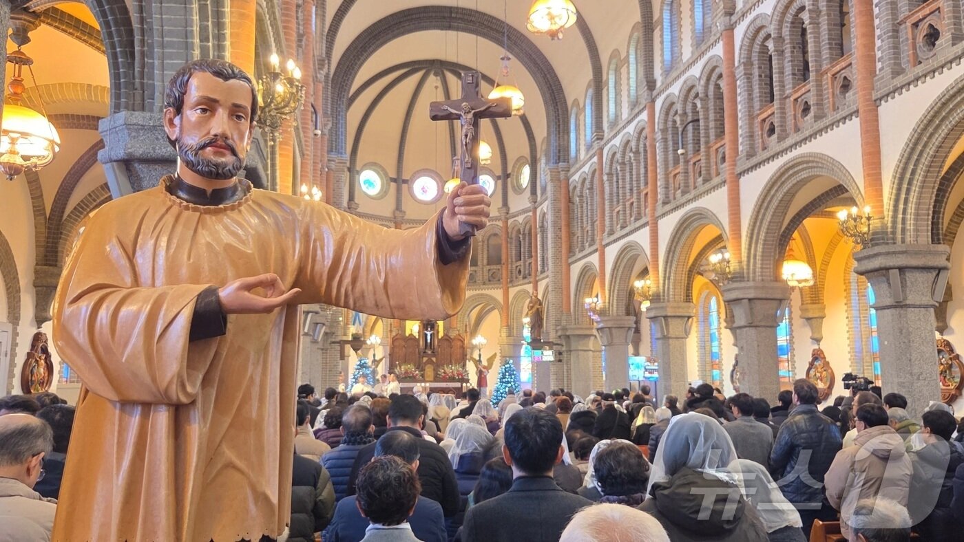 본문 이미지 - 25일 오전 10시 30분께 전북 전주시 완산구 전동성당에서 성탄절 기념 미사가 진행되고 있다.2025.12.25/뉴스1  ⓒ News1 문채연 기자