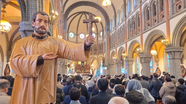 '어지러운 세상에 평안을' 성탄절 맞은 전동성당 인파로 '북적'
