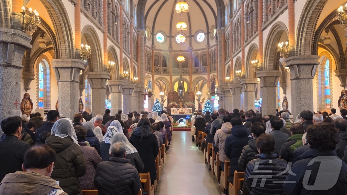 (전주=뉴스1) 문채연 기자 = 25일 오전 전북 전주시 완산구 전동성당에서 성탄절 기념 미사가 진행되고 있다.2025.12.25/뉴스1