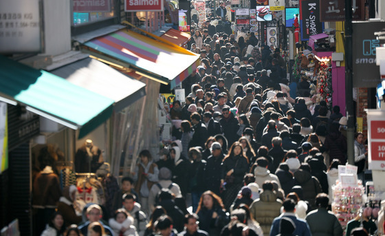 성탄절 분위기 속 활기찬 명동