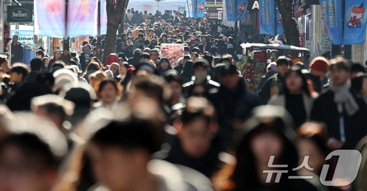 (서울=뉴스1) 박지혜 기자 = 크리스마스인 25일 서울 명동에 시민과 외국인 관광객의 발길이 이어지고 있다. 2025.12.25/뉴스1
