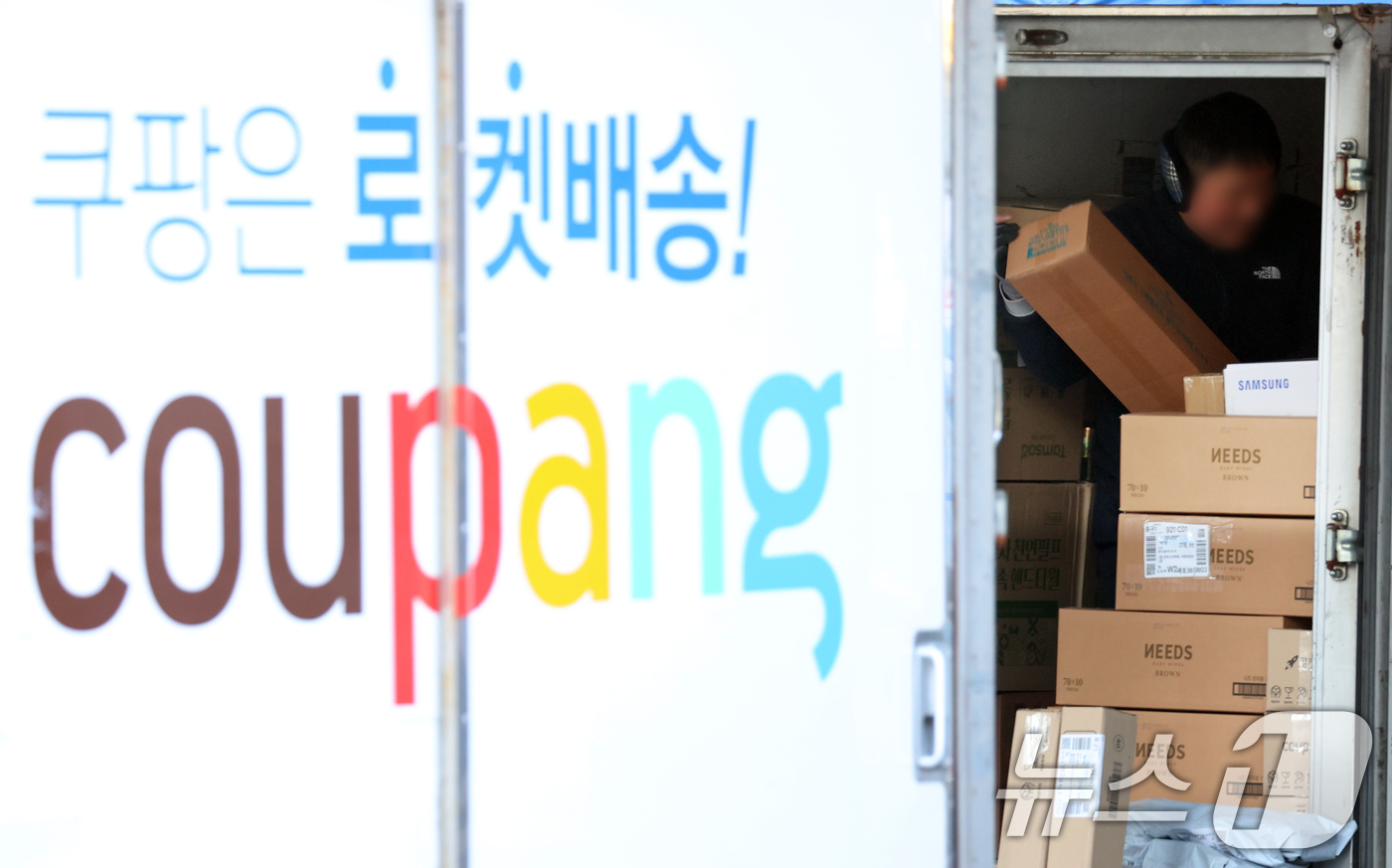 (서울=뉴스1) 김명섭 기자 = 대통령실이 성탄절인 25일 오후 쿠팡의 대규모 개인정보 유출사태의 대책 마련을 위한 관계부처 장관급 회의를 소집했다.김용범 대통령실 정책실장이 주재 …