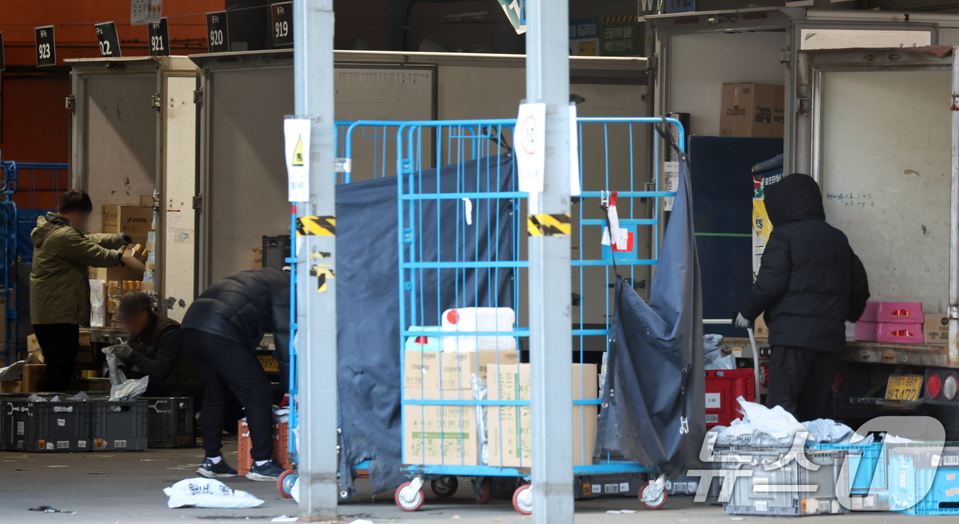 (서울=뉴스1) 김명섭 기자 = 대통령실이 성탄절인 25일 오후 쿠팡의 대규모 개인정보 유출사태의 대책 마련을 위한 관계부처 장관급 회의를 소집했다. 김용범 대통령실 정책실장이 주 …