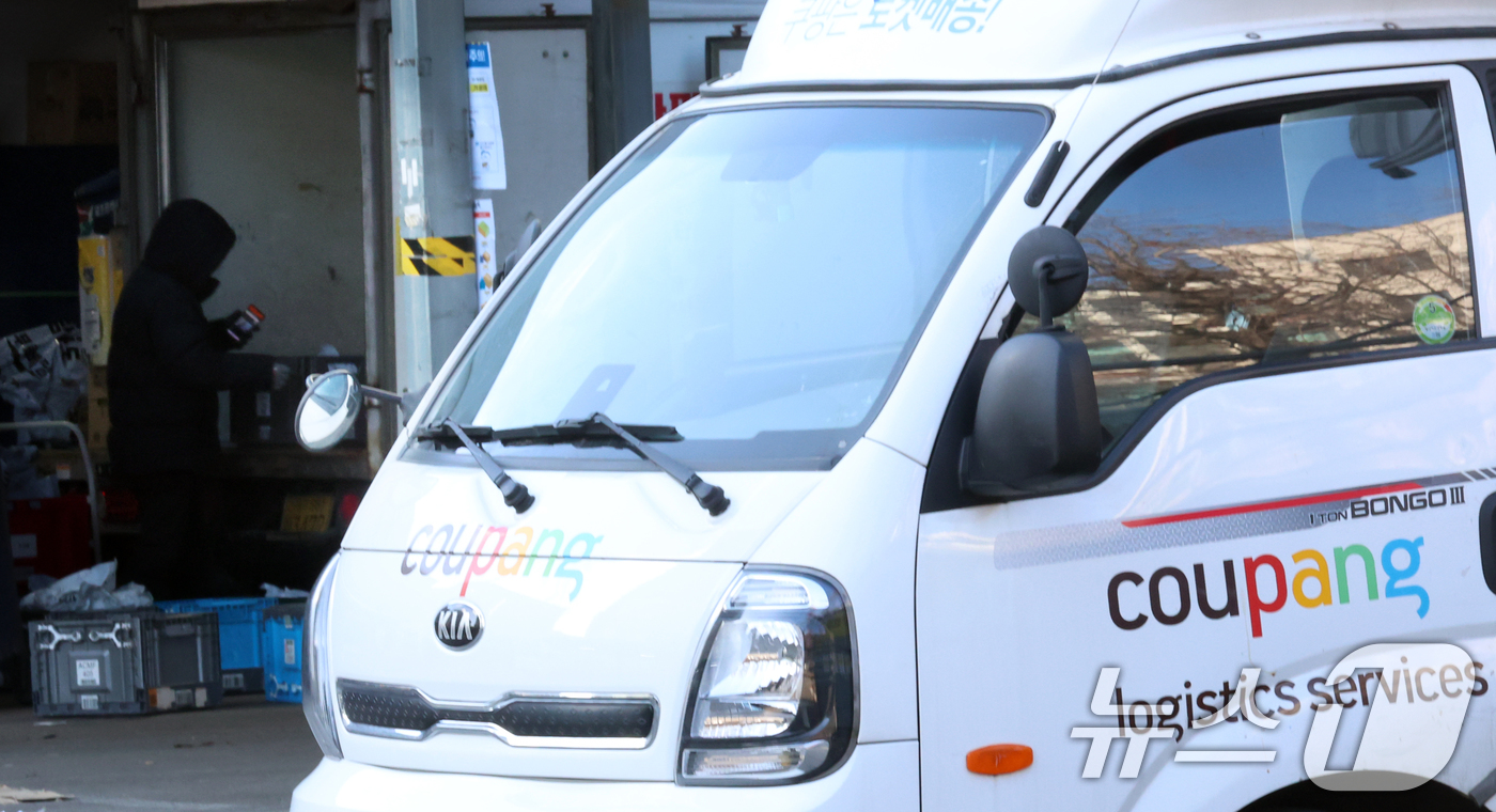 (서울=뉴스1) 김명섭 기자 = 대통령실이 성탄절인 25일 오후 쿠팡의 대규모 개인정보 유출사태의 대책 마련을 위한 관계부처 장관급 회의를 소집했다. 김용범 대통령실 정책실장이 주 …