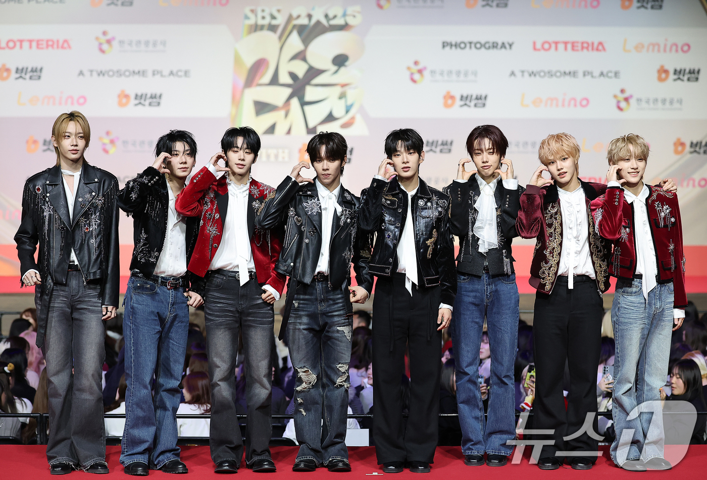 (인천=뉴스1) 김진환 기자 = 보이그룹 아홉(AHOF)이 25일 인천 영종도 인스파이어에서 열린 ‘2025 SBS 가요대전' 레드카펫 행사에 참석해 포즈를 취하고 있다. 2025 …