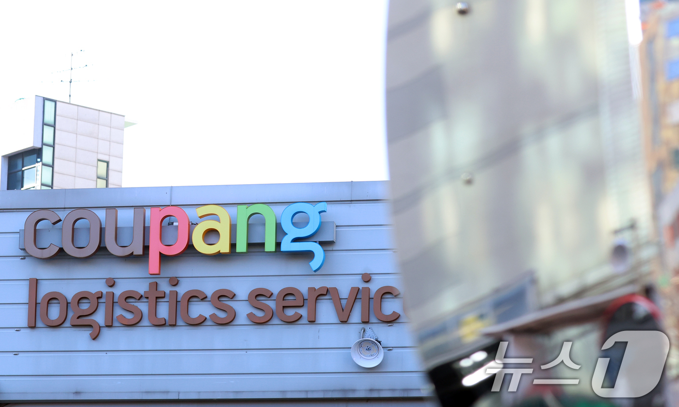 (서울=뉴스1) 김명섭 기자 = 대통령실이 성탄절인 25일 오후 쿠팡의 대규모 개인정보 유출사태의 대책 마련을 위한 관계부처 장관급 회의를 소집했다. 김용범 대통령실 정책실장이 주 …