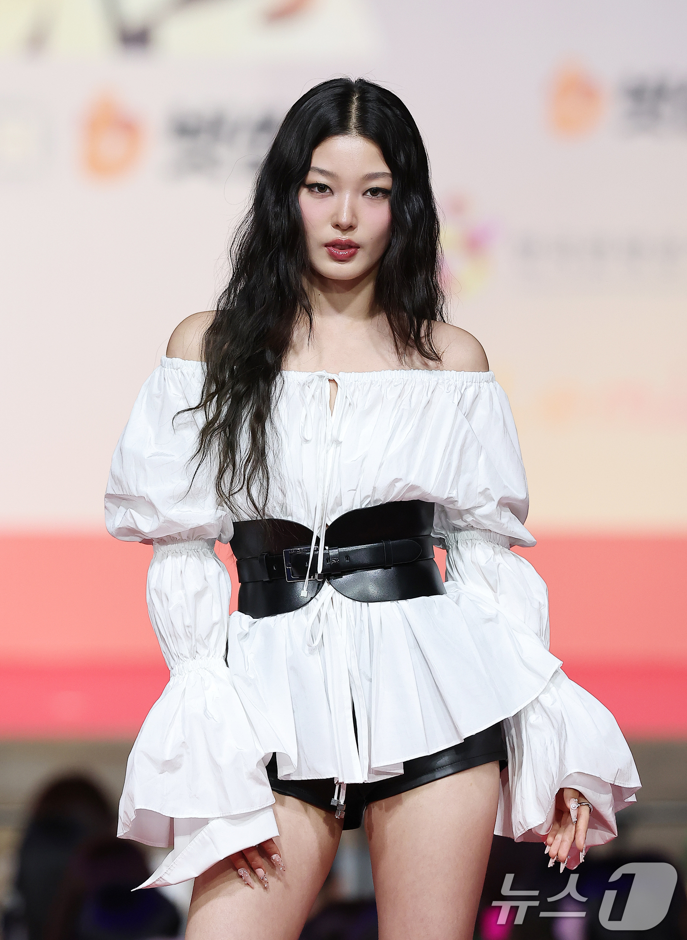 (인천=뉴스1) 김진환 기자 = 캣츠아이 윤채가 25일 인천 영종도 인스파이어에서 열린 ‘2025 SBS 가요대전' 레드카펫 행사에 참석해 포즈를 취하고 있다. 2025.12.25 …