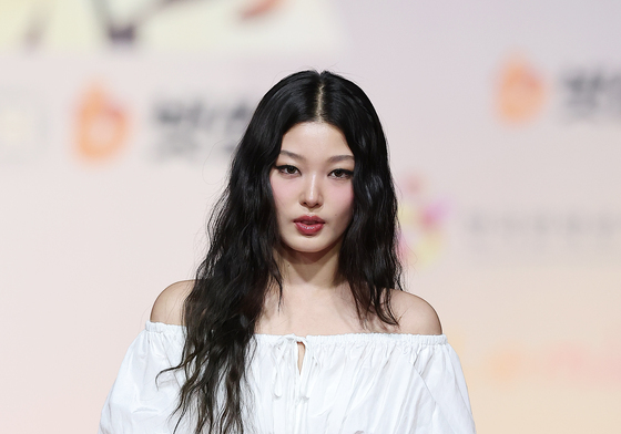 캣츠아이 윤채, 매혹적인 눈빛