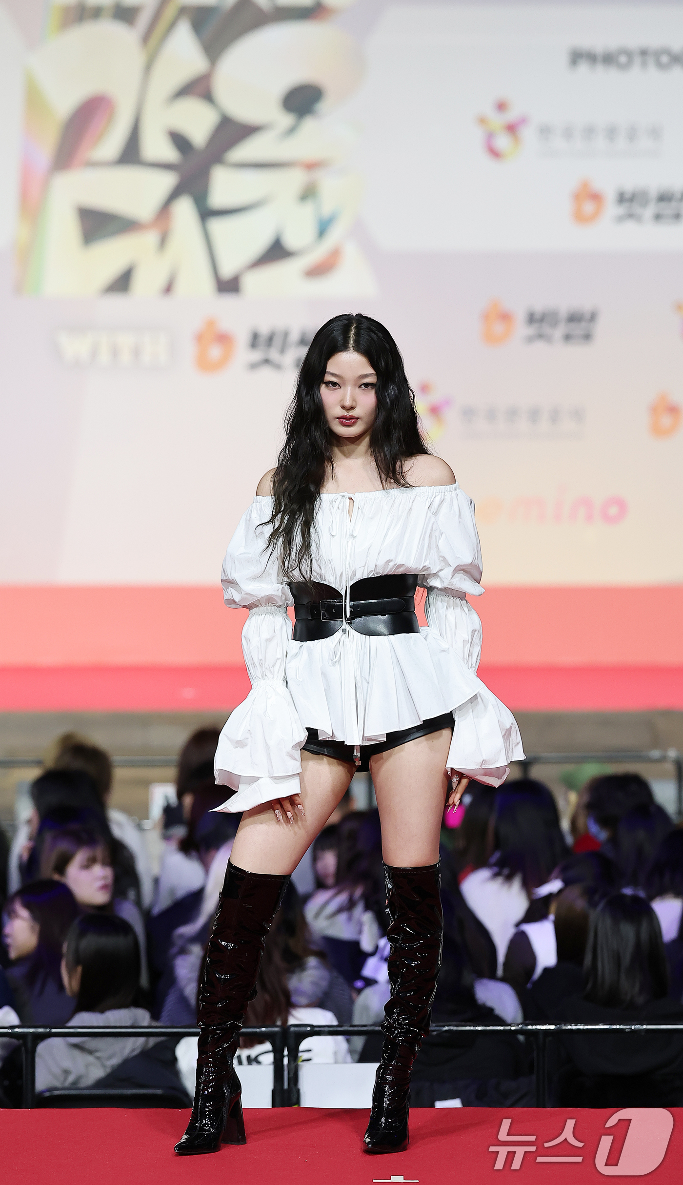 (인천=뉴스1) 김진환 기자 = 캣츠아이 윤채가 25일 인천 영종도 인스파이어에서 열린 ‘2025 SBS 가요대전' 레드카펫 행사에 참석해 포즈를 취하고 있다. 2025.12.25 …