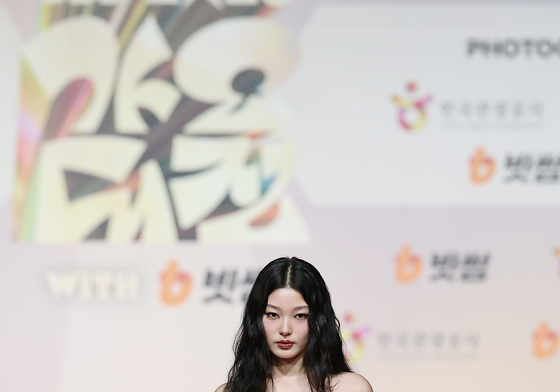 캣츠아이 윤채, 눈빛에 빠져들어