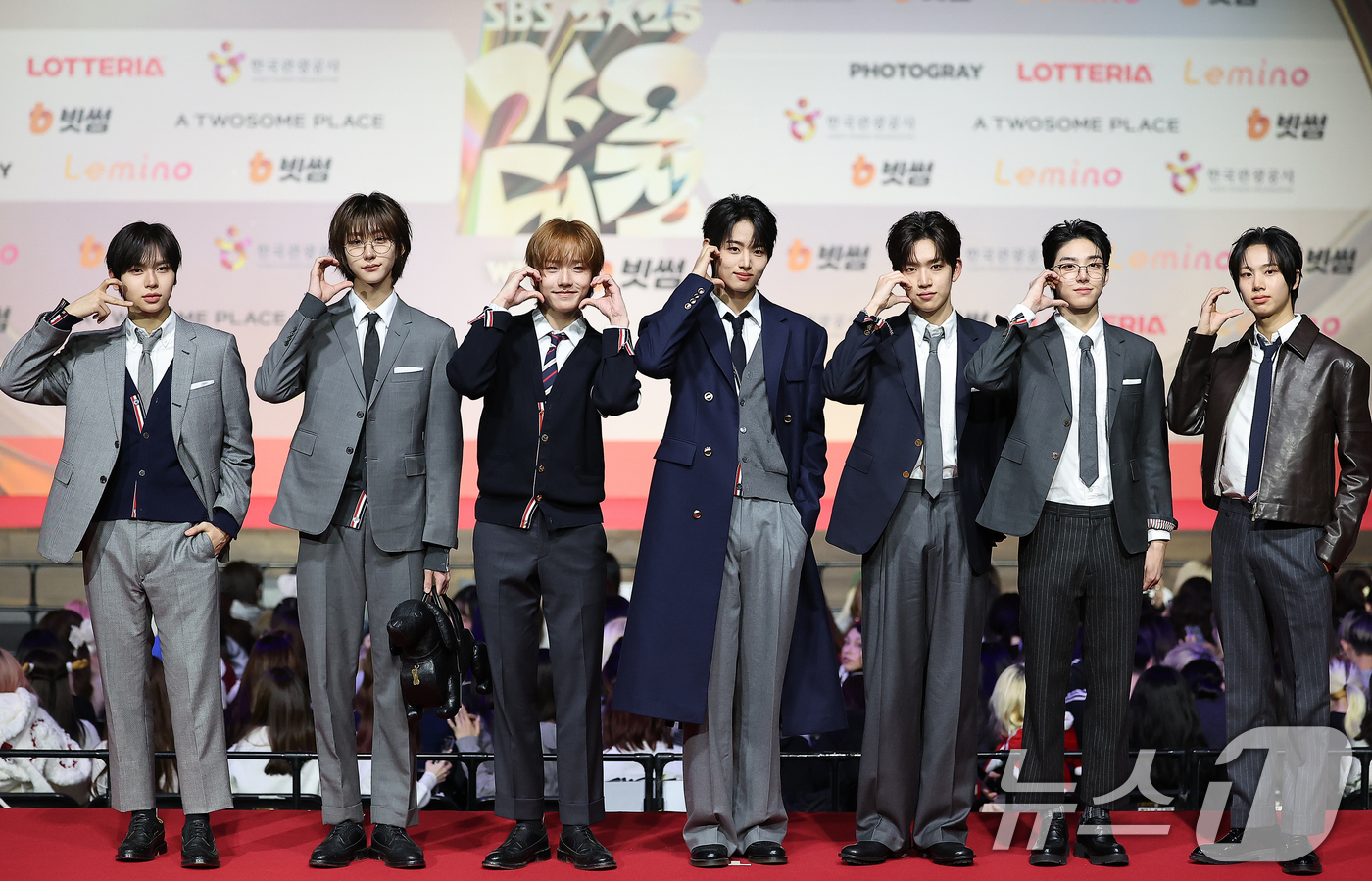 (인천=뉴스1) 김진환 기자 = 보이그룹 아이딧이 25일 인천 영종도 인스파이어에서 열린 ‘2025 SBS 가요대전' 레드카펫 행사에 참석해 포즈를 취하고 있다. 2025.12.2 …