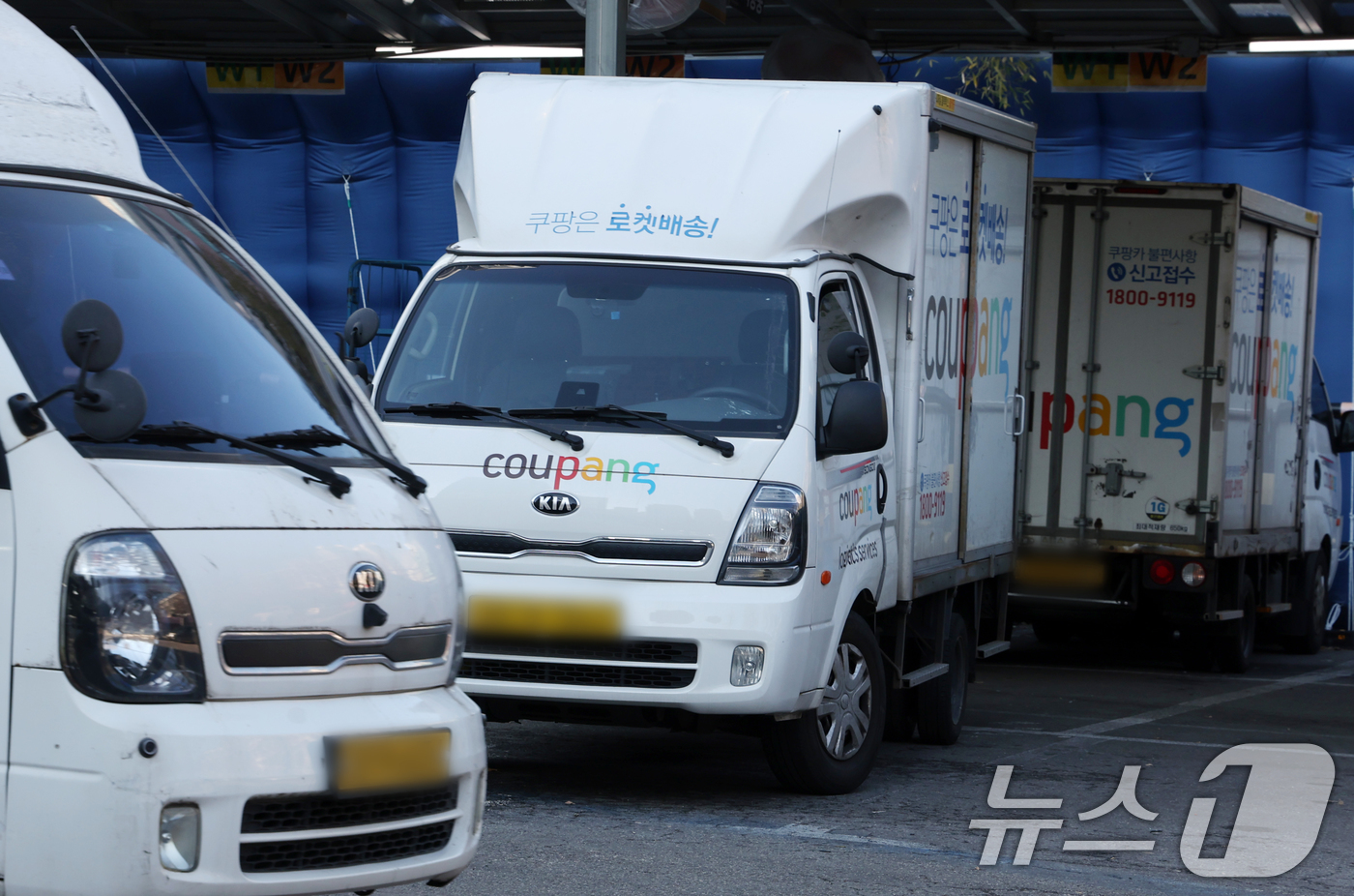 (서울=뉴스1) 김명섭 기자 = 대통령실이 성탄절인 25일 오후 쿠팡의 대규모 개인정보 유출사태의 대책 마련을 위한 관계부처 장관급 회의를 소집했다. 김용범 대통령실 정책실장이 주 …