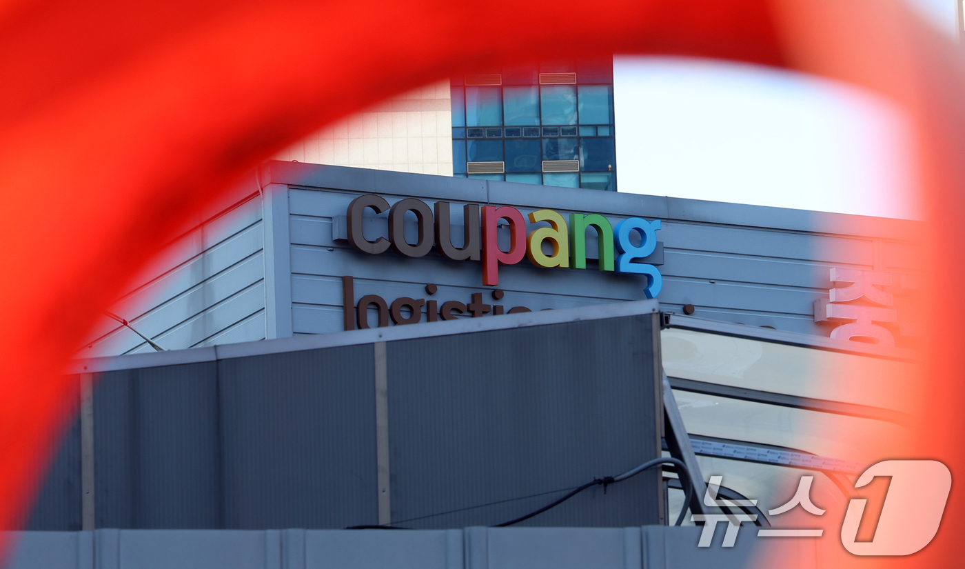 (서울=뉴스1) 김명섭 기자 = 대통령실이 성탄절인 25일 오후 쿠팡의 대규모 개인정보 유출사태의 대책 마련을 위한 관계부처 장관급 회의를 소집했다. 김용범 대통령실 정책실장이 주 …