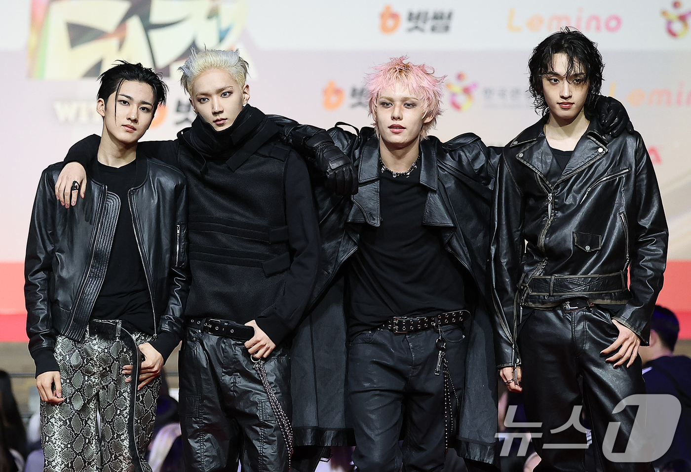 (인천=뉴스1) 김진환 기자 = 에이엠피가 25일 인천 영종도 인스파이어에서 열린 ‘2025 SBS 가요대전' 레드카펫 행사에 참석해 포즈를 취하고 있다. 2025.12.25/뉴스 …