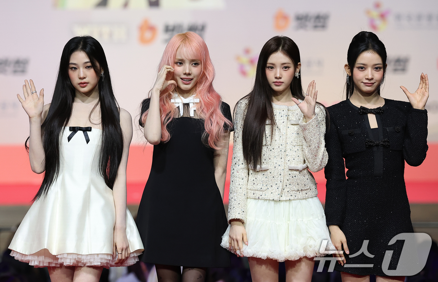 (인천=뉴스1) 김진환 기자 = 걸그룹 베이비돈크라이가 25일 인천 영종도 인스파이어에서 열린 ‘2025 SBS 가요대전' 레드카펫 행사에 참석해 포즈를 취하고 있다. 2025.1 …