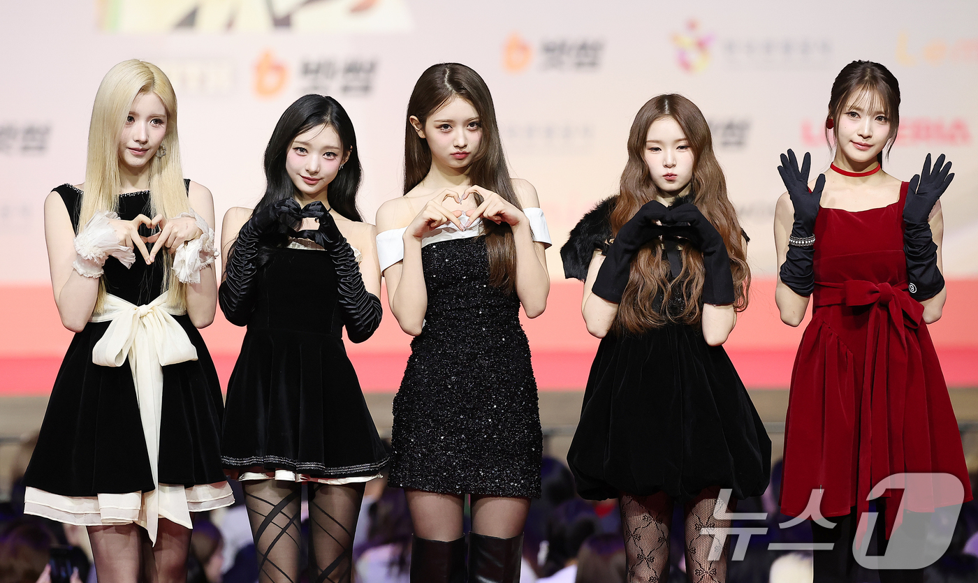 (인천=뉴스1) 김진환 기자 = 걸그룹 힛지스가 25일 인천 영종도 인스파이어에서 열린 ‘2025 SBS 가요대전' 레드카펫 행사에 참석해 포즈를 취하고 있다. 2025.12.25 …