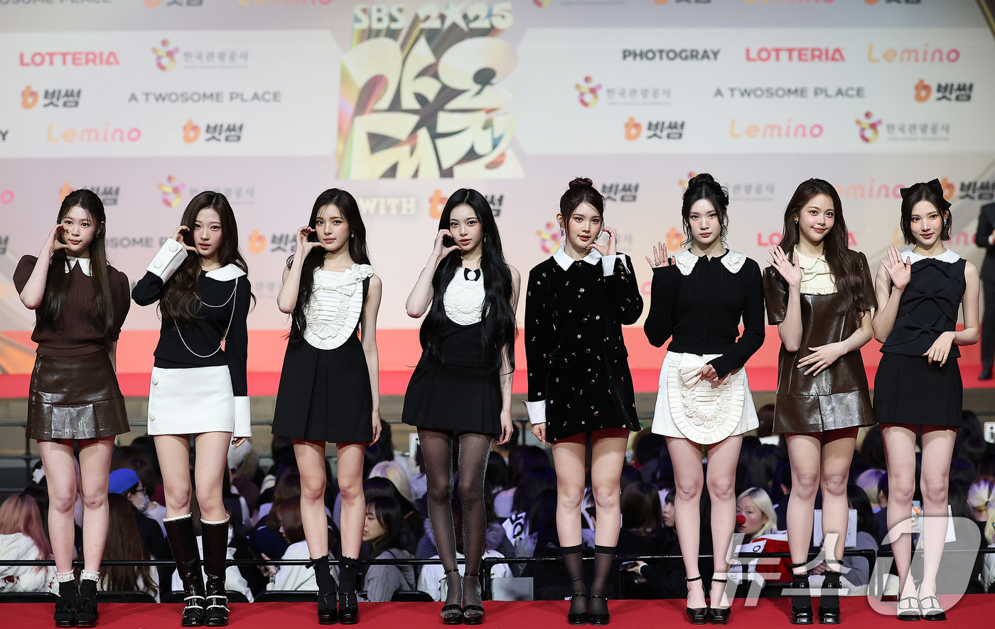 (인천=뉴스1) 김진환 기자 = 걸그룹 하츠투하츠가 25일 인천 영종도 인스파이어에서 열린 ‘2025 SBS 가요대전' 레드카펫 행사에 참석해 포즈를 취하고 있다. 2025.12. …