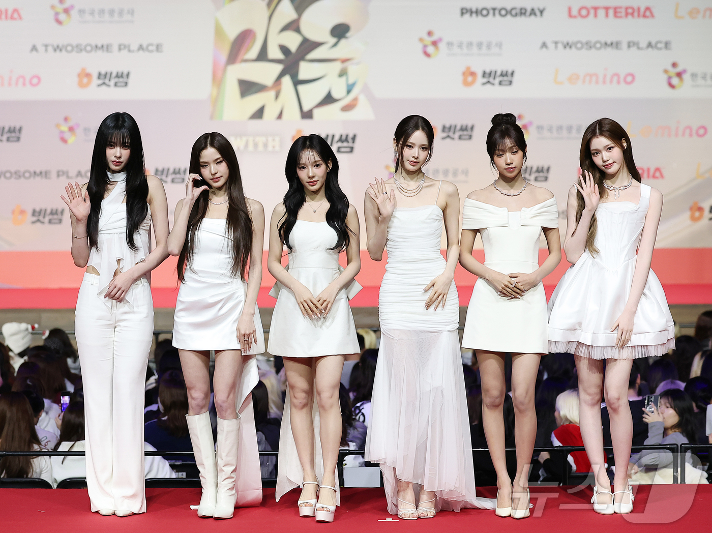 (인천=뉴스1) 김진환 기자 = 걸그룹 이즈나가 25일 인천 영종도 인스파이어에서 열린 ‘2025 SBS 가요대전' 레드카펫 행사에 참석해 포즈를 취하고 있다. 2025.12.25 …