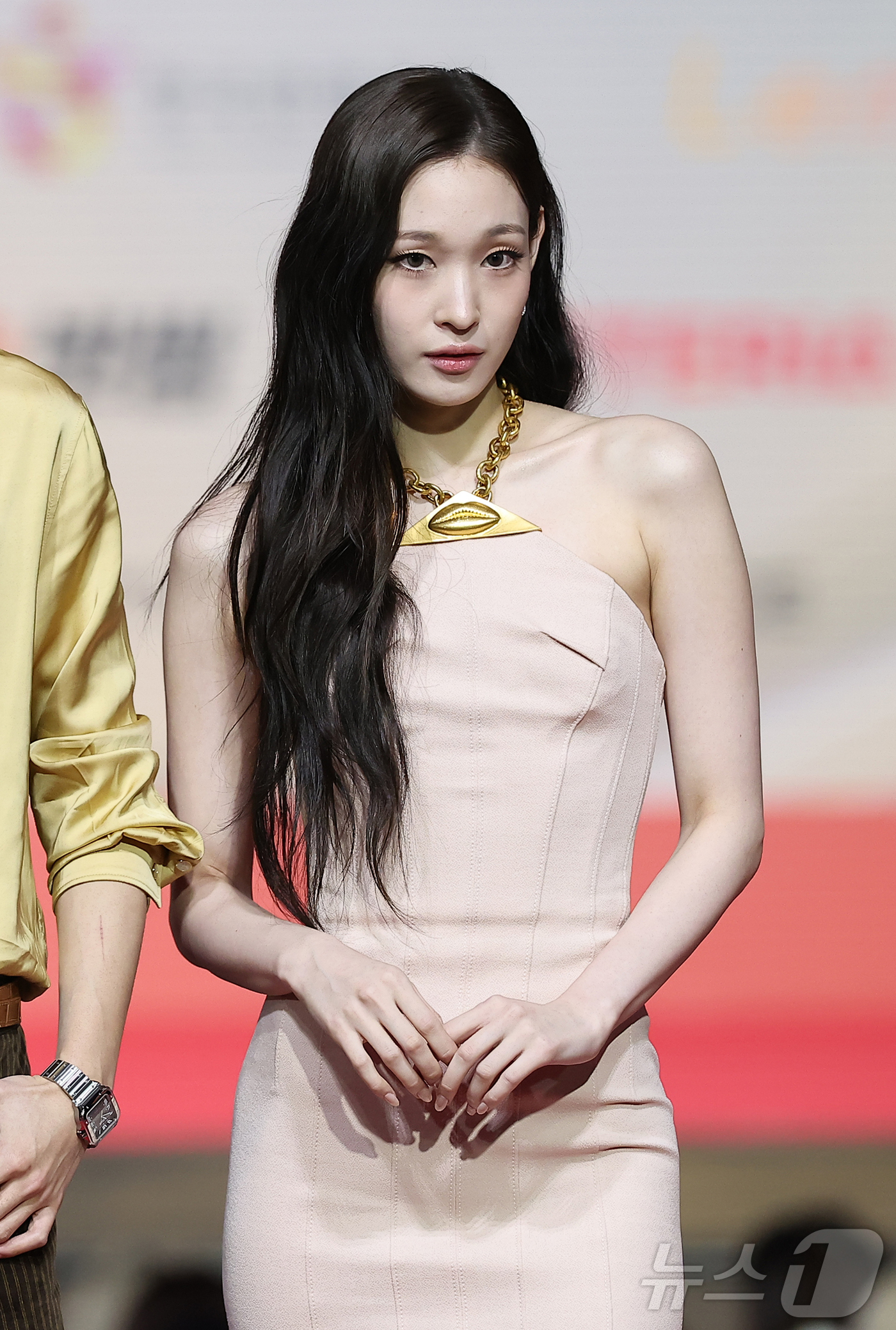 (인천=뉴스1) 김진환 기자 = 그룹 올데이프로젝트의 애니가 25일 인천 영종도 인스파이어에서 열린 ‘2025 SBS 가요대전' 레드카펫 행사에 참석해 포즈를 취하고 있다. 202 …