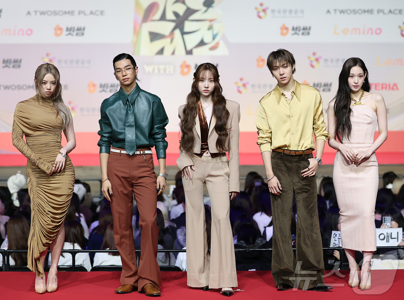 (인천=뉴스1) 김진환 기자 = 그룹 올데이프로젝트가 25일 인천 영종도 인스파이어에서 열린 ‘2025 SBS 가요대전' 레드카펫 행사에 참석해 포즈를 취하고 있다. 2025.12 …