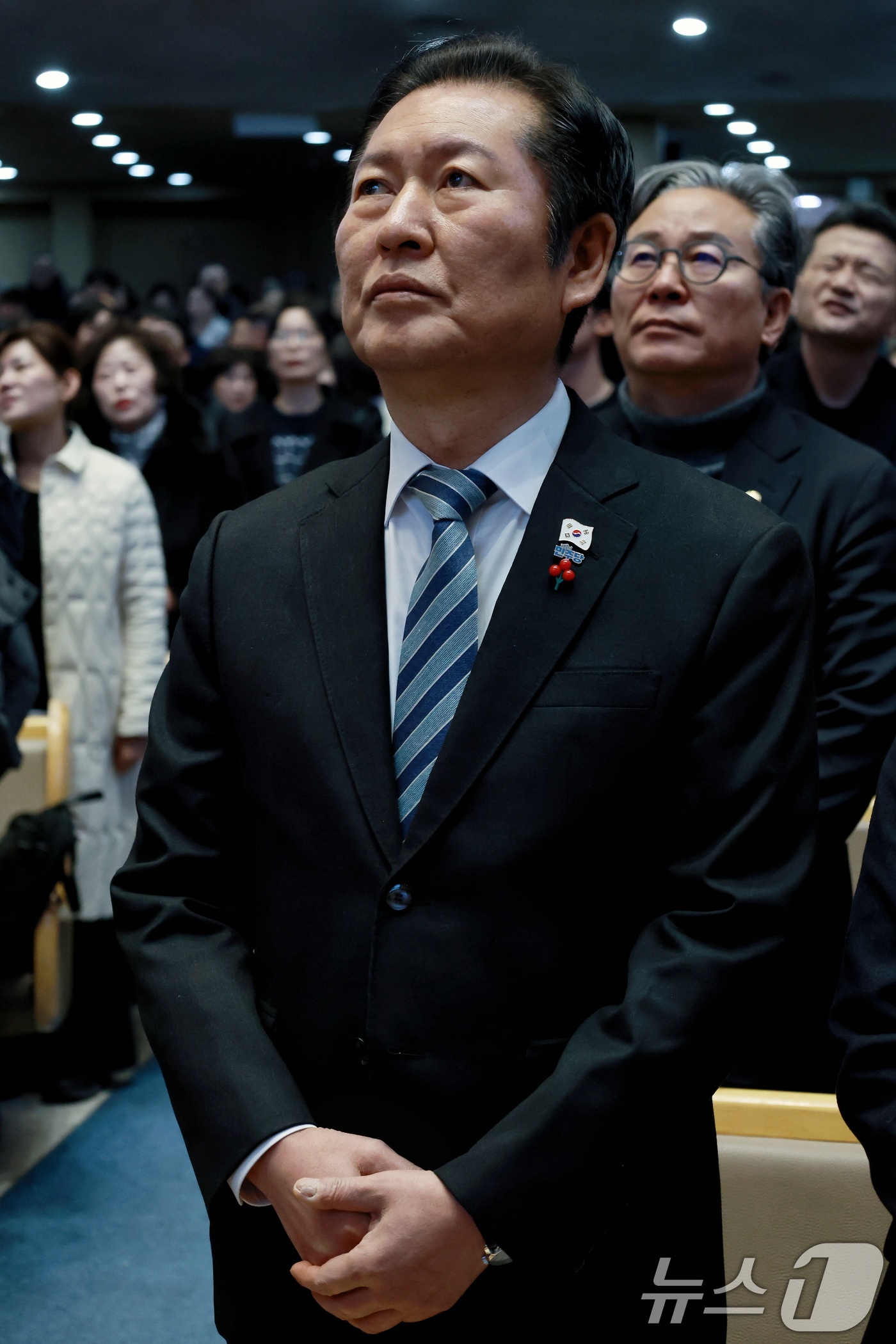 (서울=뉴스1) = 정청래 더불어민주당 대표가 25일 경기도 용인시 새에덴교회에서 열린 성탄예배에 참석하고 있다. (더불어민주당 제공, 재판매 및 DB금지)2025.12.25/뉴스 …