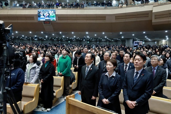 "가정에 하나님 은총 함께 하시길"…정청래, 성탄예배 참석