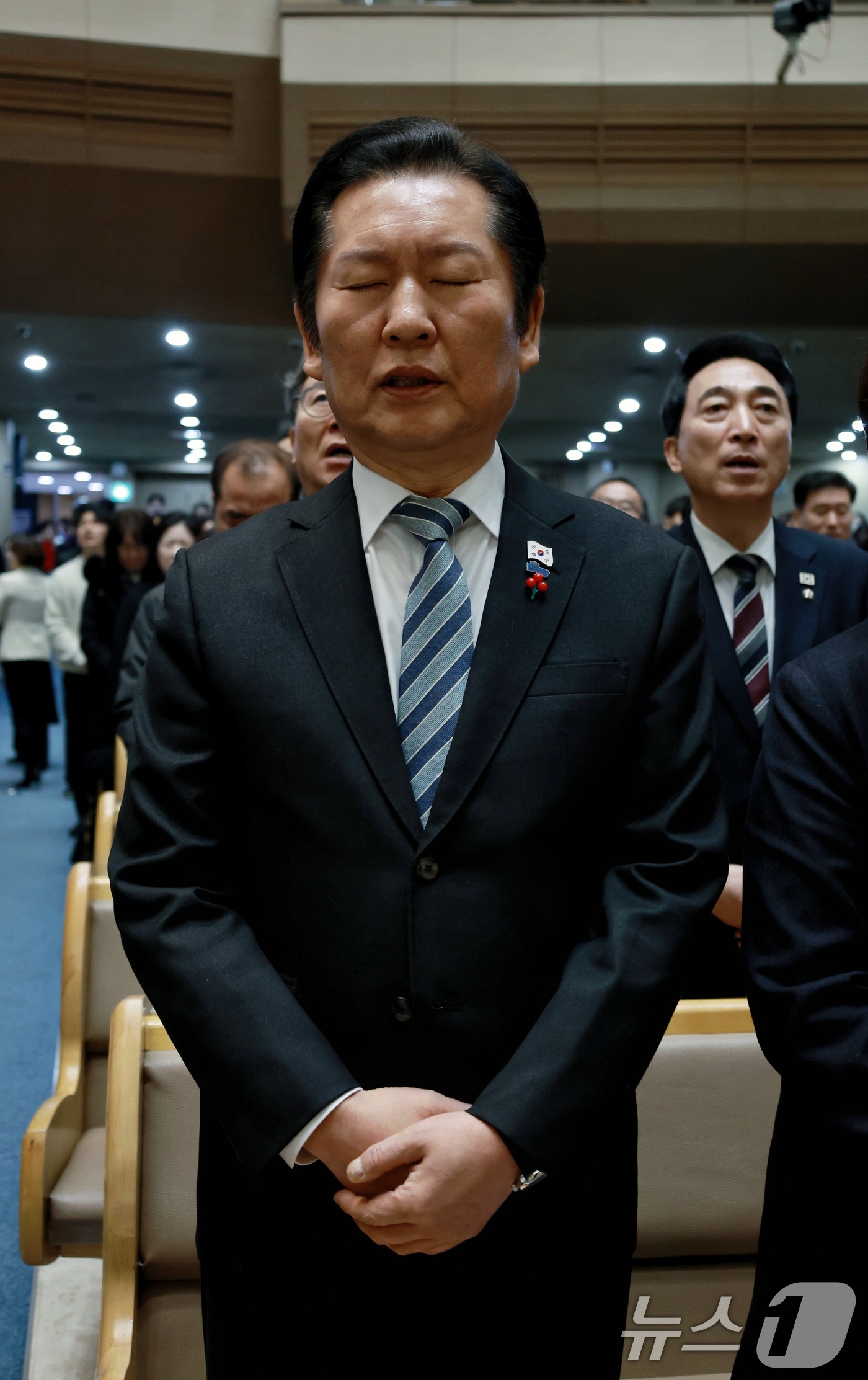 (서울=뉴스1) = 정청래 더불어민주당 대표가 25일 경기도 용인시 새에덴교회에서 열린 성탄예배에 참석하고 있다. (더불어민주당 제공, 재판매 및 DB금지) 2025.12.25/뉴 …