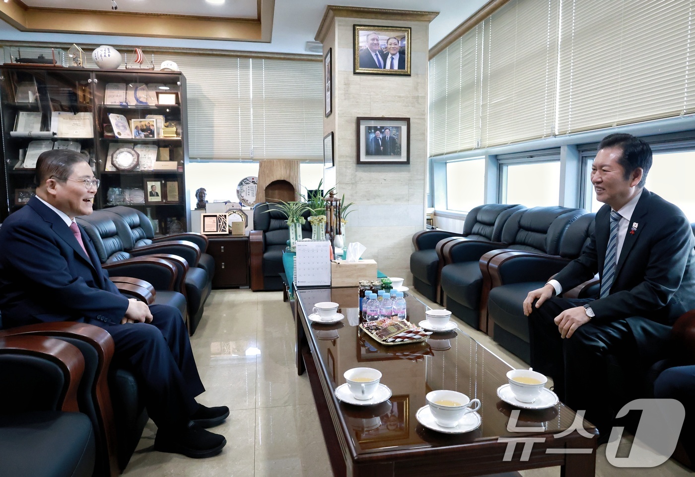 (서울=뉴스1) = 정청래 더불어민주당 대표가 25일 경기도 용인시 새에덴교회에서 열린 성탄예배에 참석해 소강석 목사와 환담을 나누고 있다. (더불어민주당 제공, 재판매 및 DB금 …