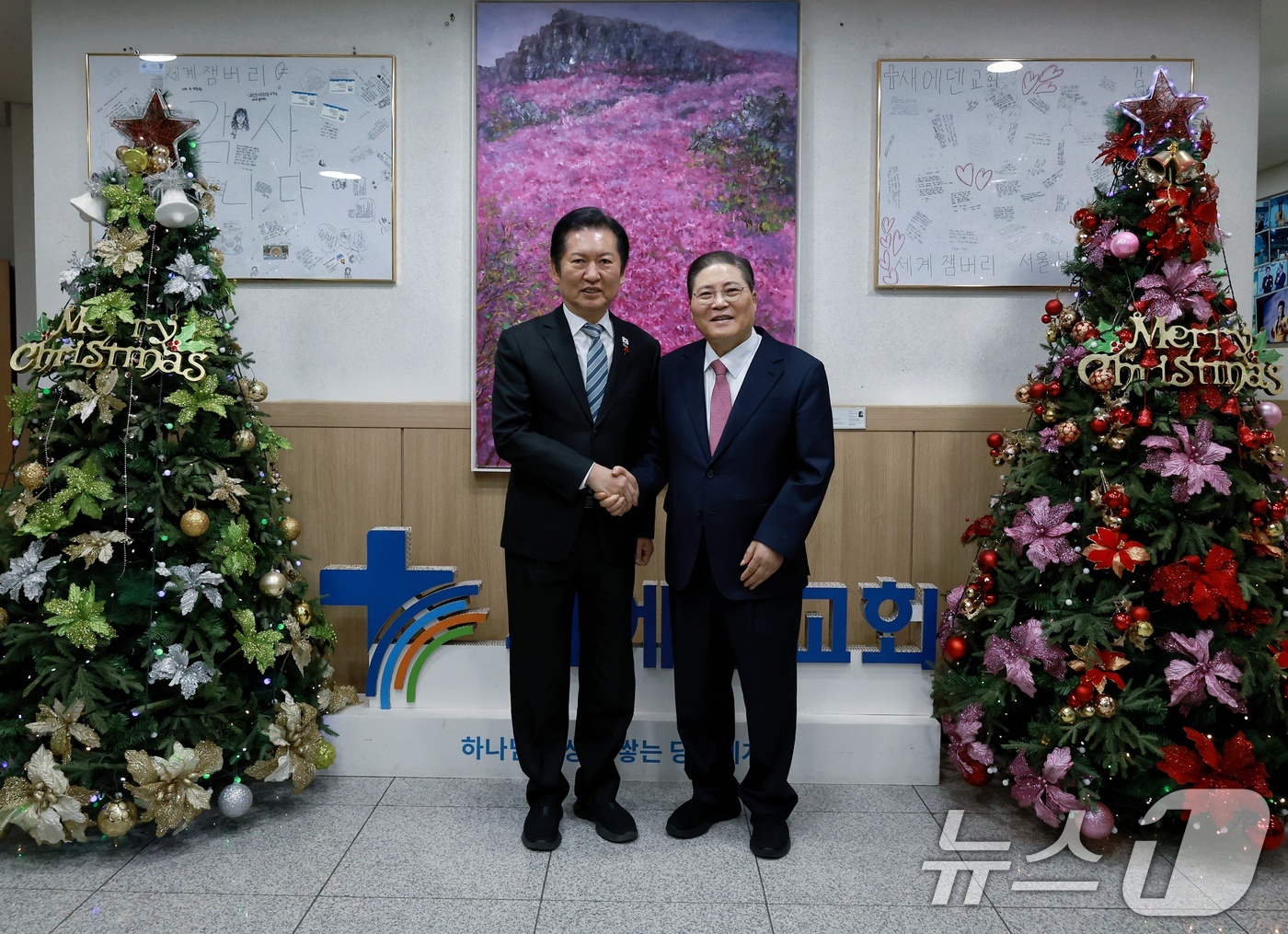 (서울=뉴스1) = 정청래 더불어민주당 대표가 25일 경기도 용인시 새에덴교회에서 열린 성탄예배에 참석해 소강석 목사와 기념촬영을 하고 있다. (더불어민주당 제공, 재판매 및 DB …