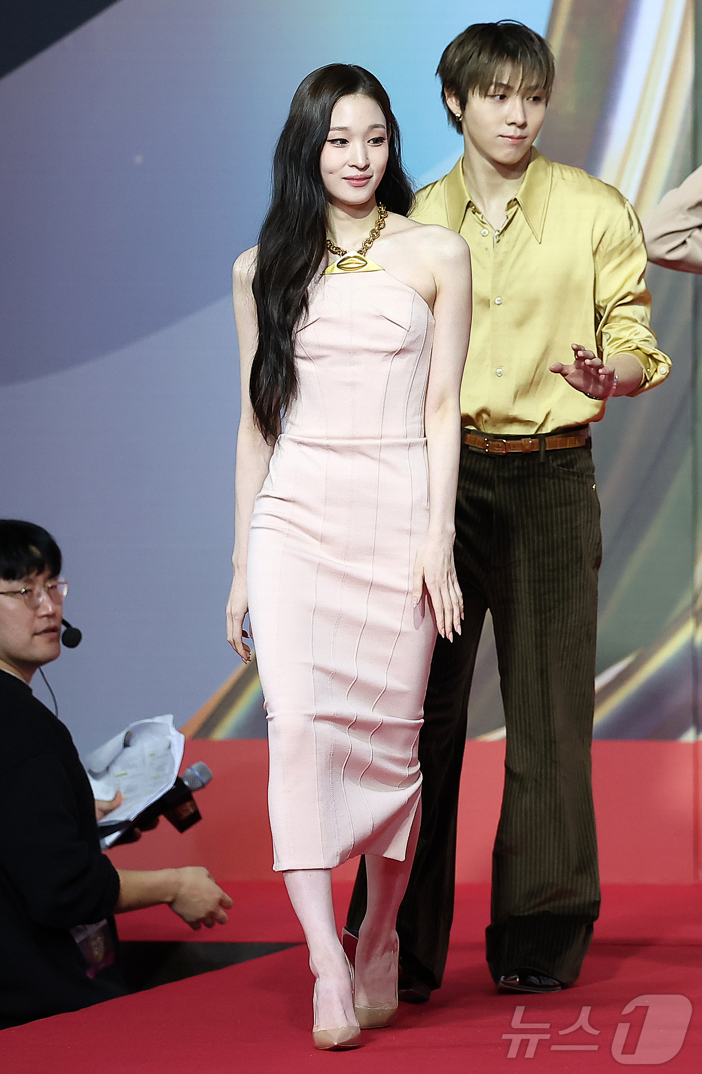 (인천=뉴스1) 김진환 기자 = 그룹 올데이프로젝트의 애니가 25일 인천 영종도 인스파이어에서 열린 ‘2025 SBS 가요대전' 레드카펫 행사에 참석하고 있다. 2025.12.25 …