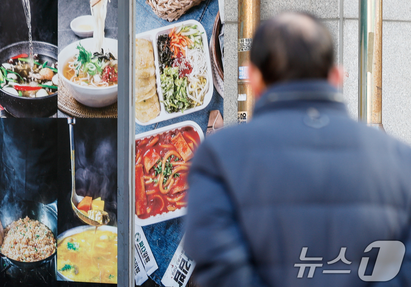 (서울=뉴스1) 안은나 기자 = 대표적 서민 외식 메뉴인 김밥·칼국수 가격이 서울 지역에서 1년 새 각각 5.7%, 4.9% 오른 25일 한 시민이 서울 시내 김밥집을 지나고 있다 …