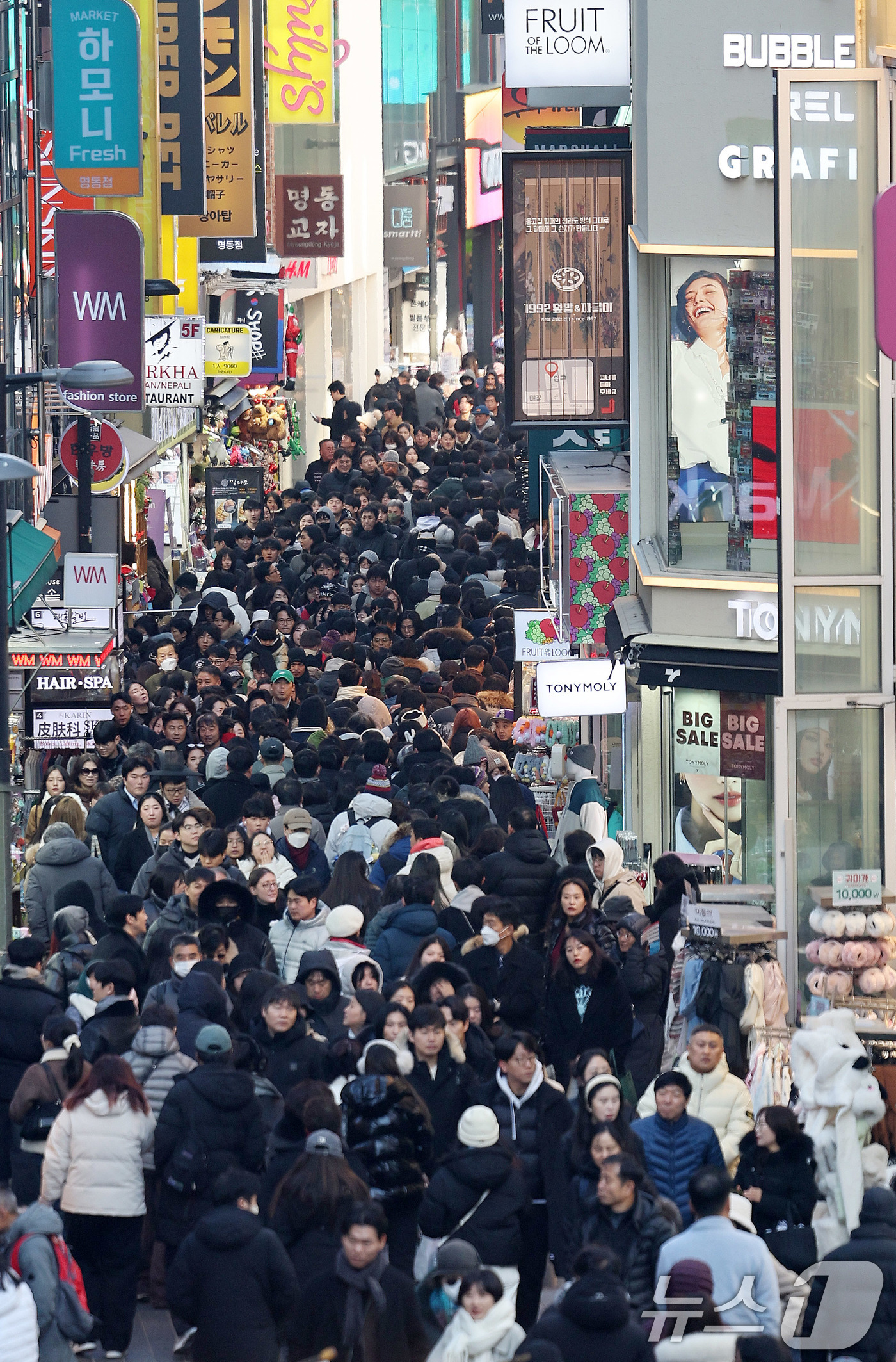 (서울=뉴스1) 박지혜 기자 = 크리스마스인 25일 서울 명동거리에 시민과 외국인 관광객의 발길이 이어지고 있다. 2025.12.25/뉴스1