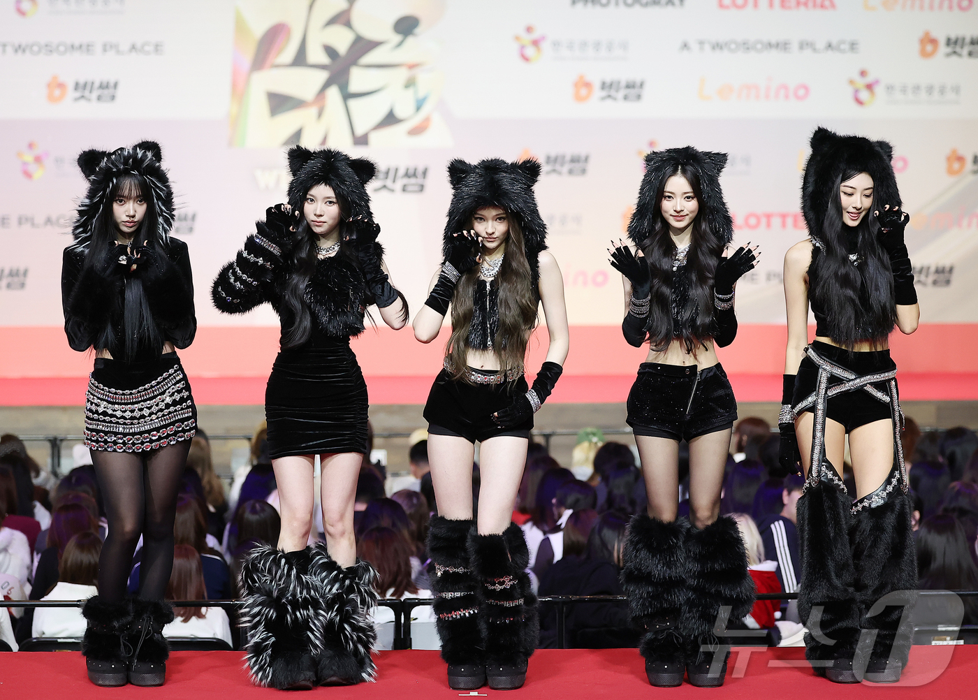 (인천=뉴스1) 김진환 기자 = 걸그룹 미야오가 25일 인천 영종도 인스파이어에서 열린 ‘2025 SBS 가요대전' 레드카펫 행사에 참석해 포즈를 취하고 있다. 2025.12.25 …