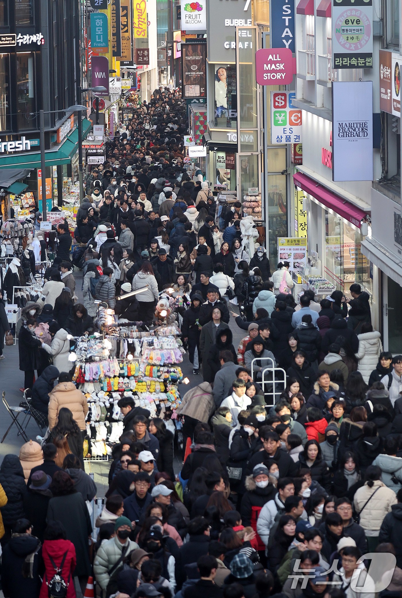 (서울=뉴스1) 박지혜 기자 = 크리스마스인 25일 서울 명동거리에 시민과 외국인 관광객의 발길이 이어지고 있다. 2025.12.25/뉴스1