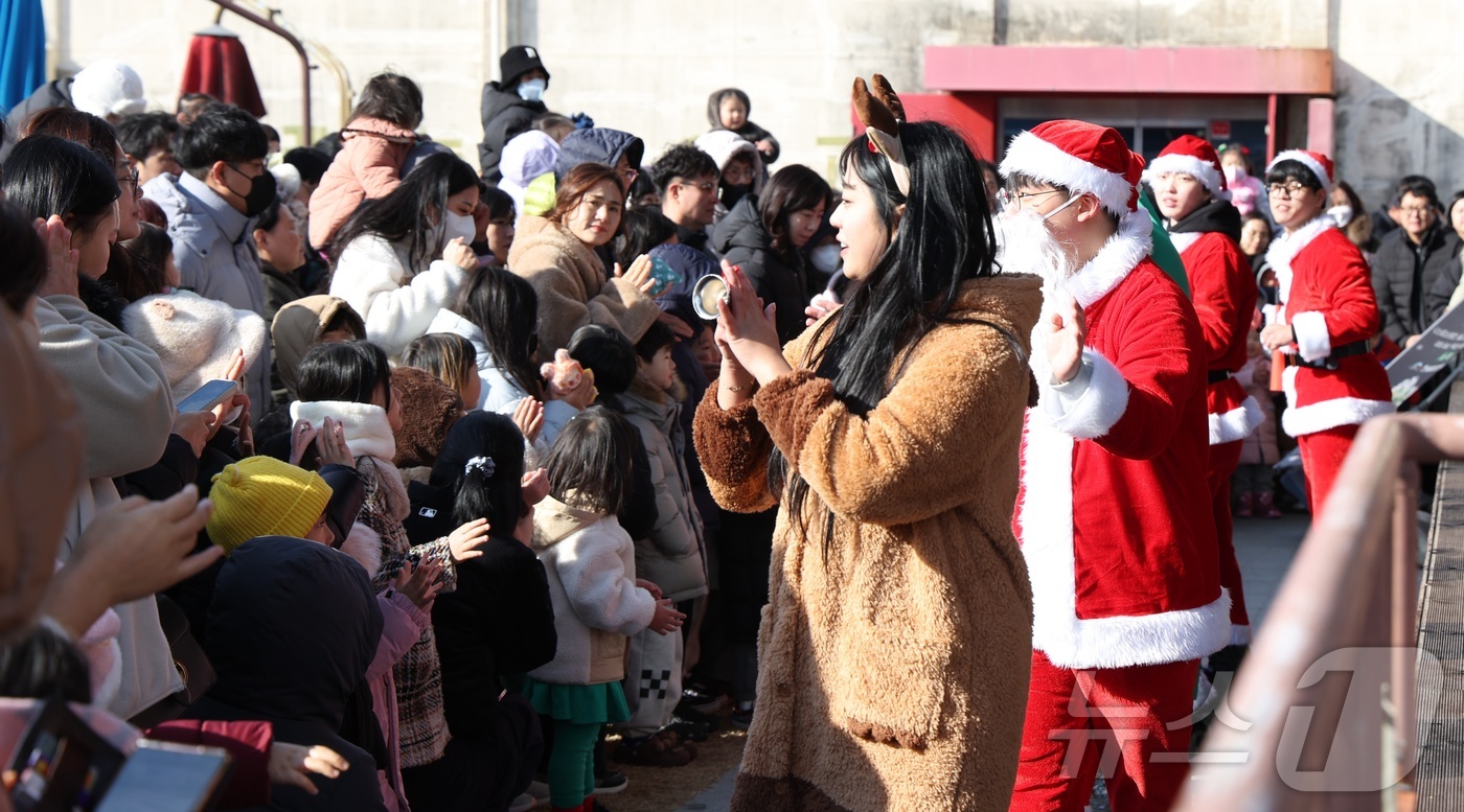 (완주=뉴스1) 유경석 기자 = 크리스마스인 25일 전북 완주군 삼례문화예술촌에서 삼타할아버지 퍼레이드가 펼쳐지고 있다. 2025.12.25/뉴스1