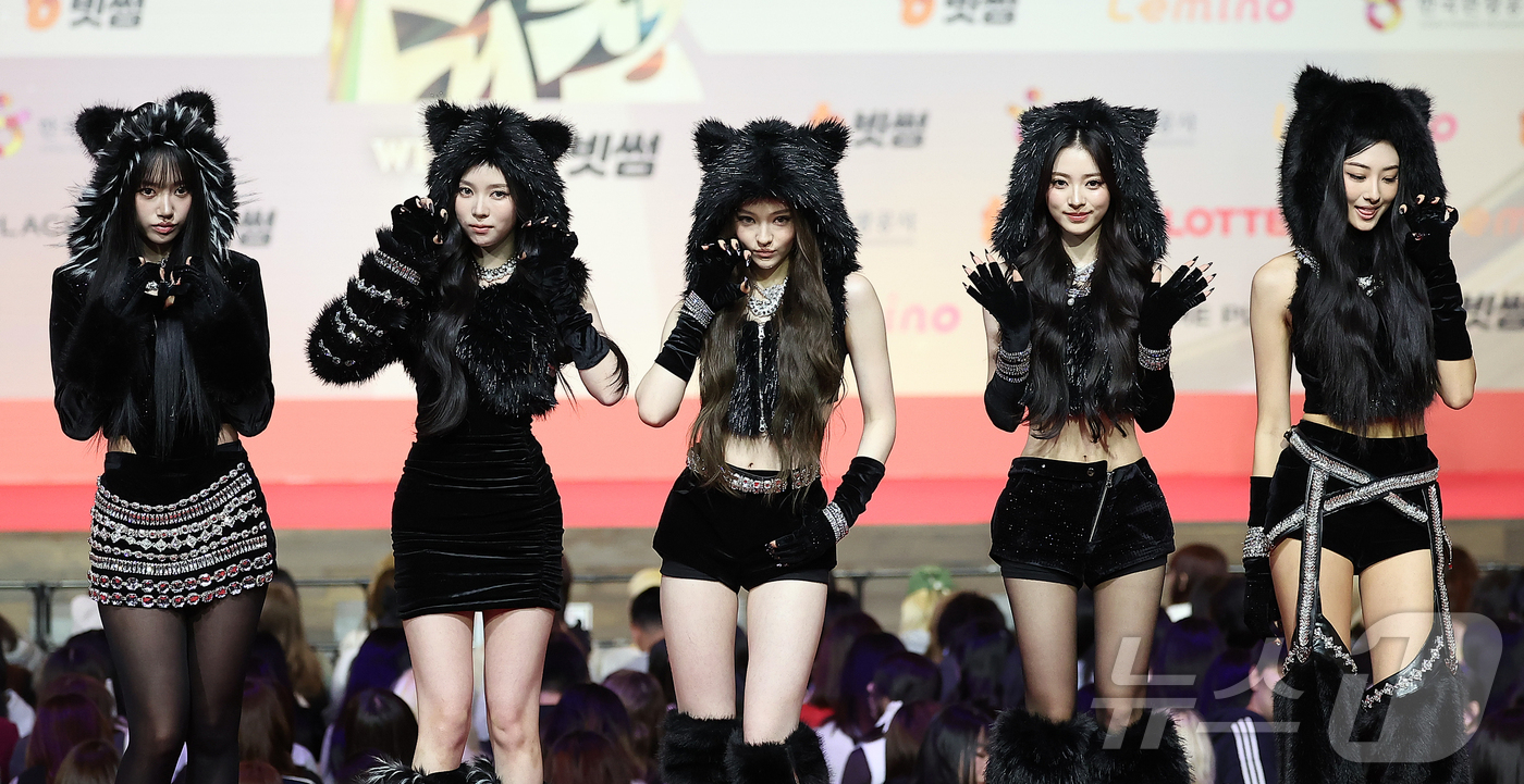 (인천=뉴스1) 김진환 기자 = 걸그룹 미야오가 25일 인천 영종도 인스파이어에서 열린 ‘2025 SBS 가요대전' 레드카펫 행사에 참석해 포즈를 취하고 있다. 2025.12.25 …