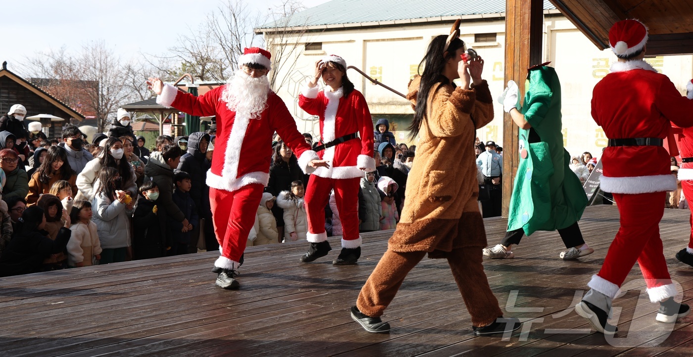 (완주=뉴스1) 유경석 기자 = 크리스마스인 25일 전북 완주군 삼례문화예술촌에서 삼타할아버지 퍼레이드가 펼쳐지고 있다. 2025.12.25/뉴스1