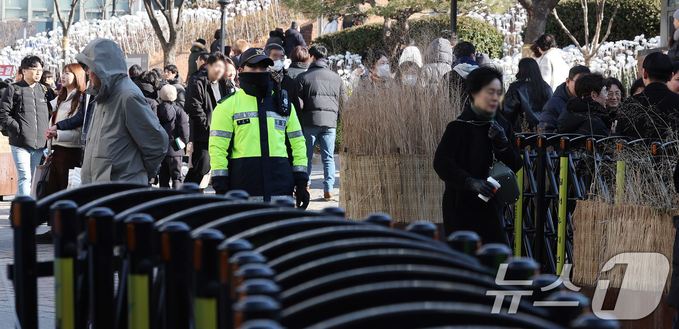 (서울=뉴스1) 박지혜 기자 = 크리스마스인 25일 인파가 몰린 서울 명동 거리에 경찰이 배치돼 있다.경찰은 연말연시를 맞아 주요 관광지와 축제장 등 다중 인파가 예상되는 지역에 …