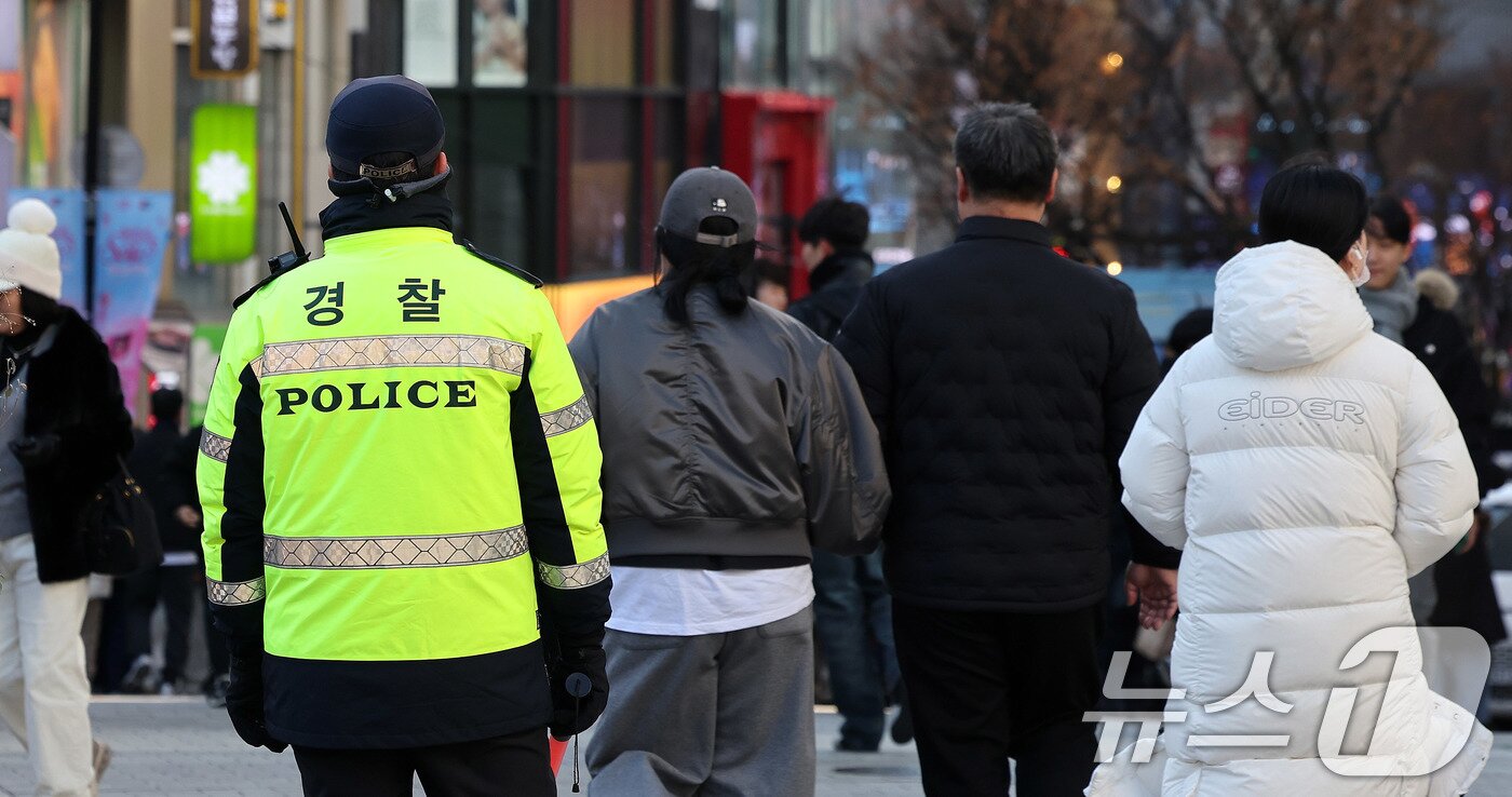 본문 이미지 - 크리스마스인 25일 인파가 몰린 서울 명동 거리에서 경찰이 배치돼 있다. 경찰은 연말연시를 맞아 주요 관광지와 축제장 등 다중 인파가 예상되는 지역에 경력을 집중 배치하고 있다. 서울경찰청은 다중운집지역 34곳에 기동순찰대 340명을 배치했다고 지난 24일 밝혔다. 2025.12.25/뉴스1 ⓒ News1 박지혜 기자